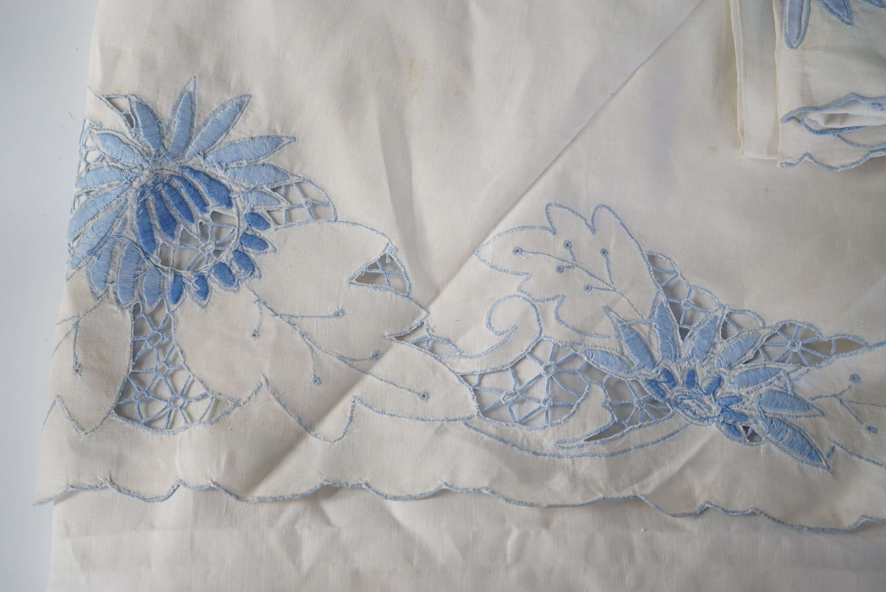 A pair of 1920s floral embroidered white linen single bed covers with matching pillow cases - Image 3 of 5