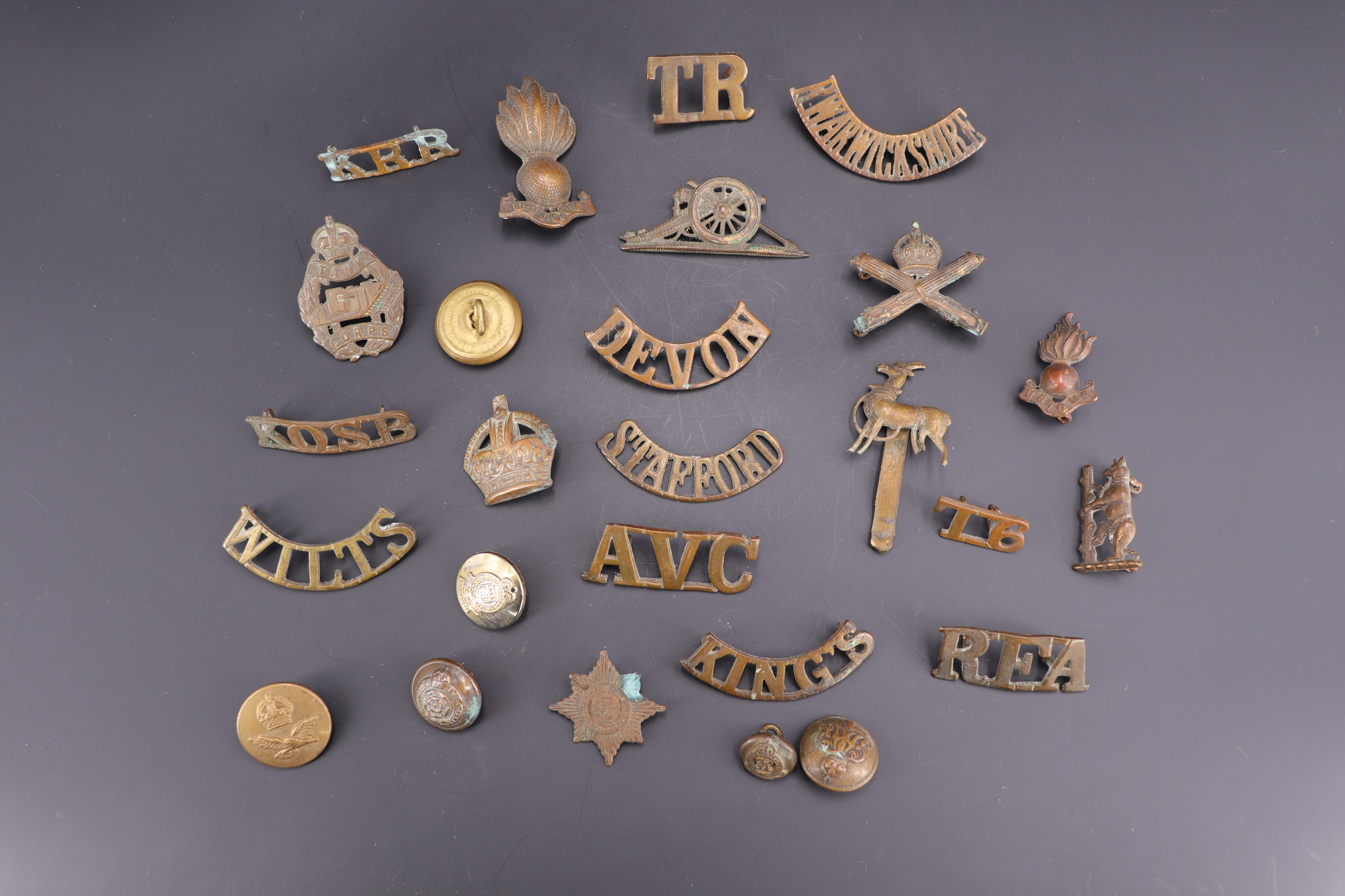 Sundry early 20th Century British badges, buttons and shoulder titles including Tank Corps and