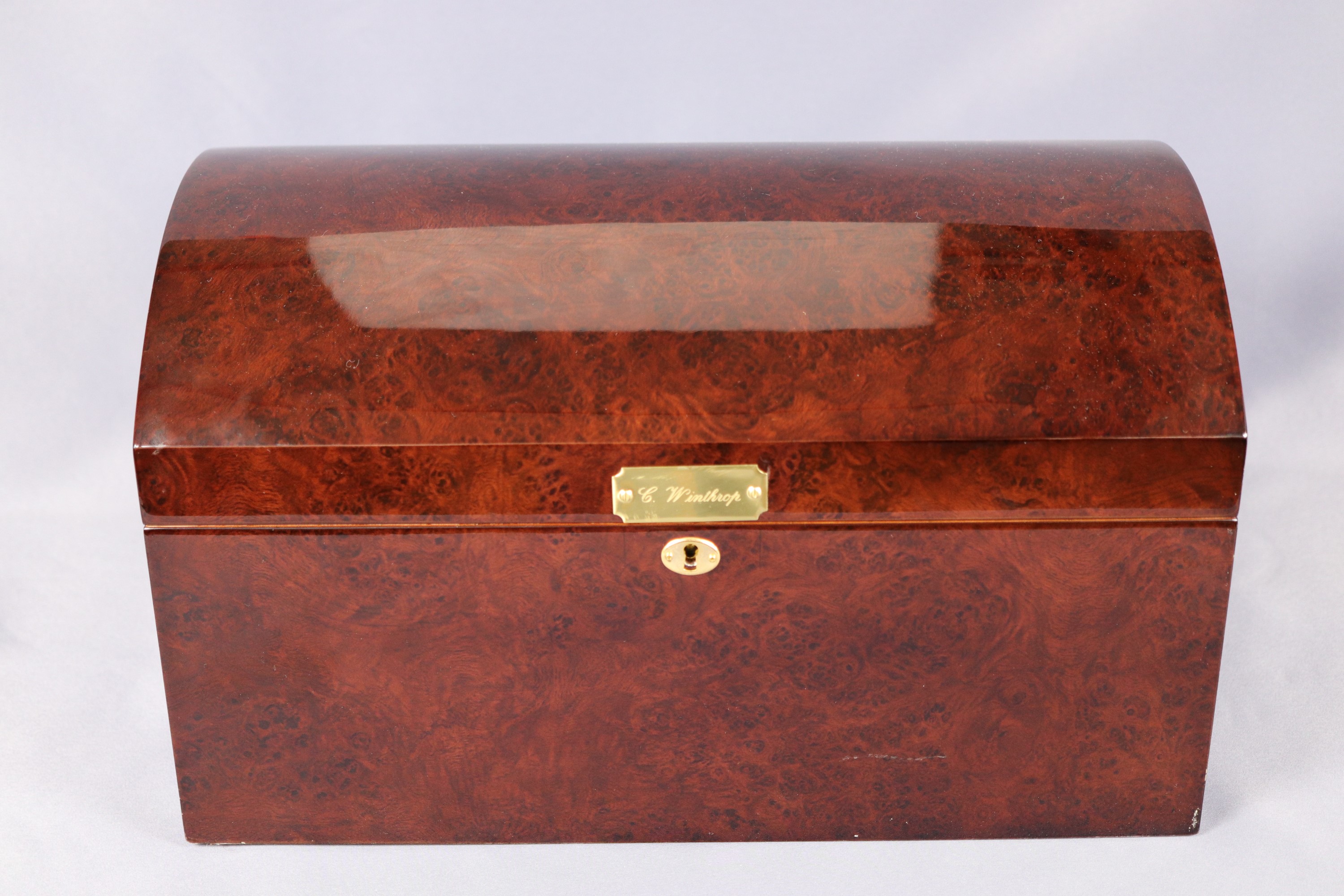 A large contemporary Makah Burl wood veneered cigar humidor, 46 cm x 31 cm x 27 cm - Image 5 of 5