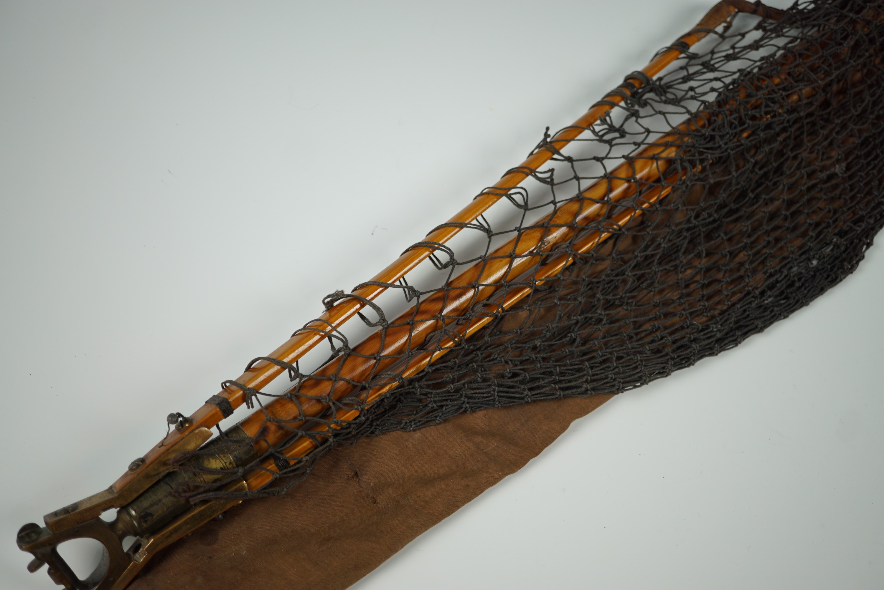 A vintage fishing landing net - Image 3 of 6