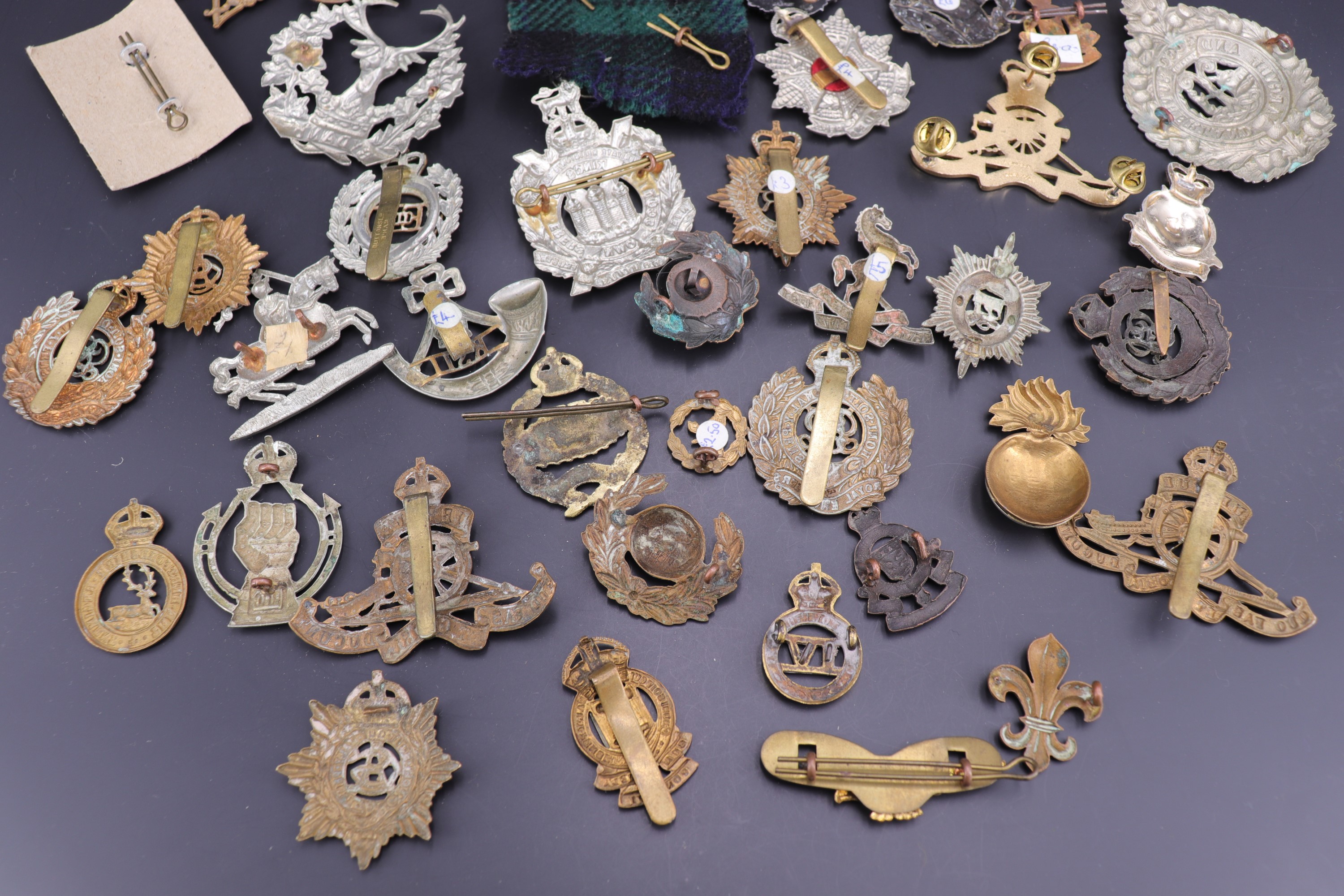 A large quantity of British cap badges etc - Image 10 of 10