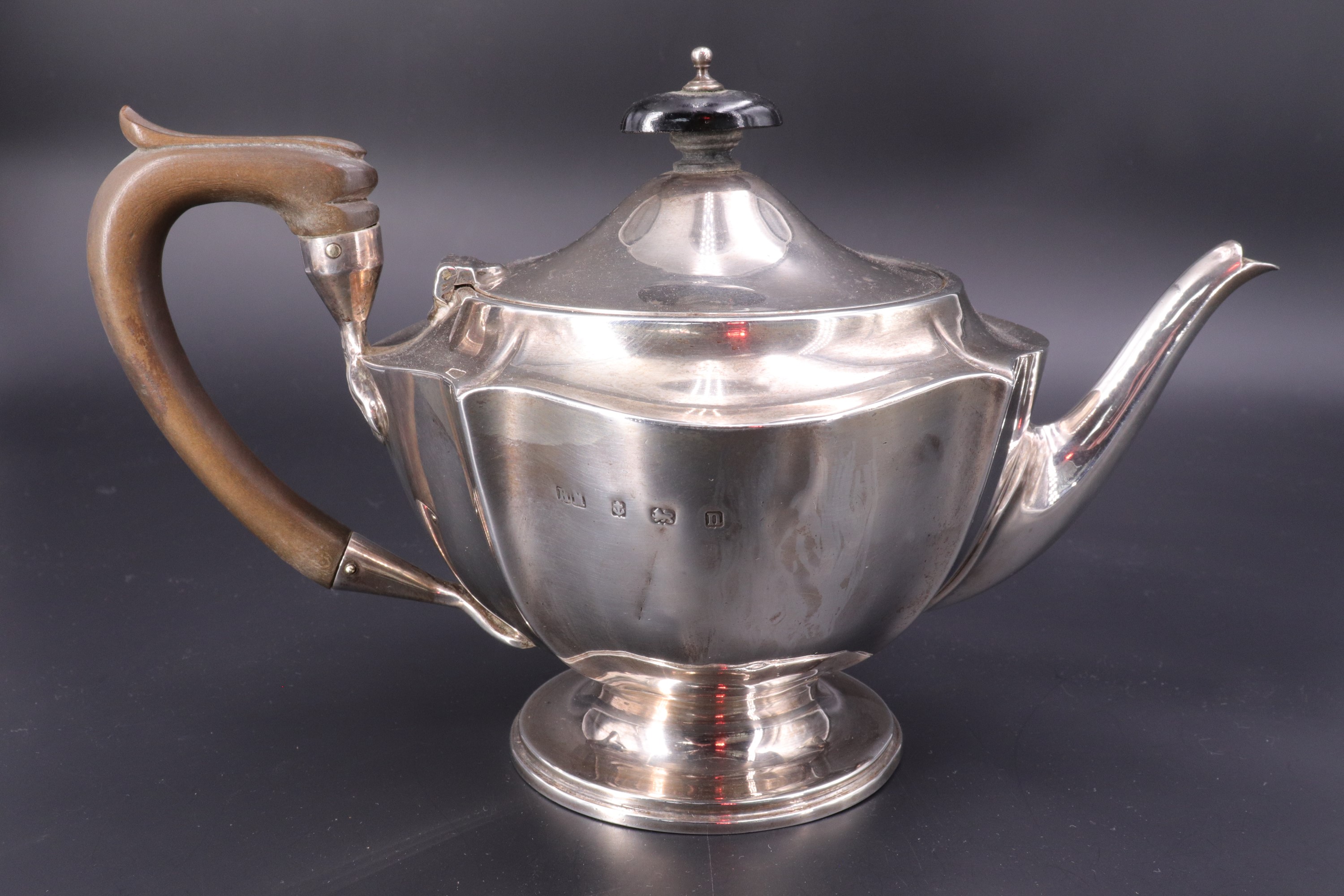 A George V silver bachelor's / cabaret tea pot, Henry Matthews, Birmingham, 1912, approx 13 cm high,