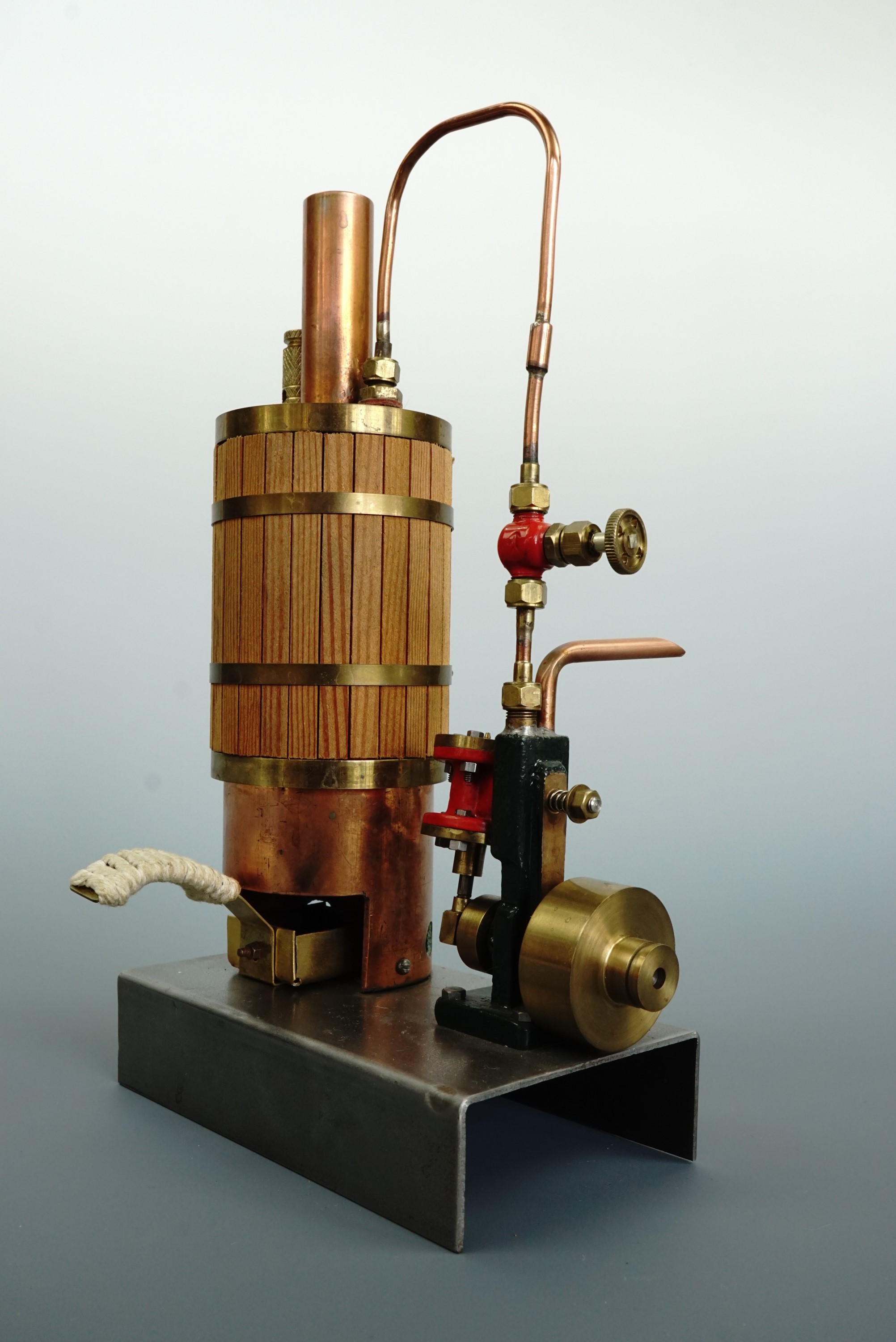 A Reeves Popular model double acting oscillating single-cylinder live steam engine and vertical