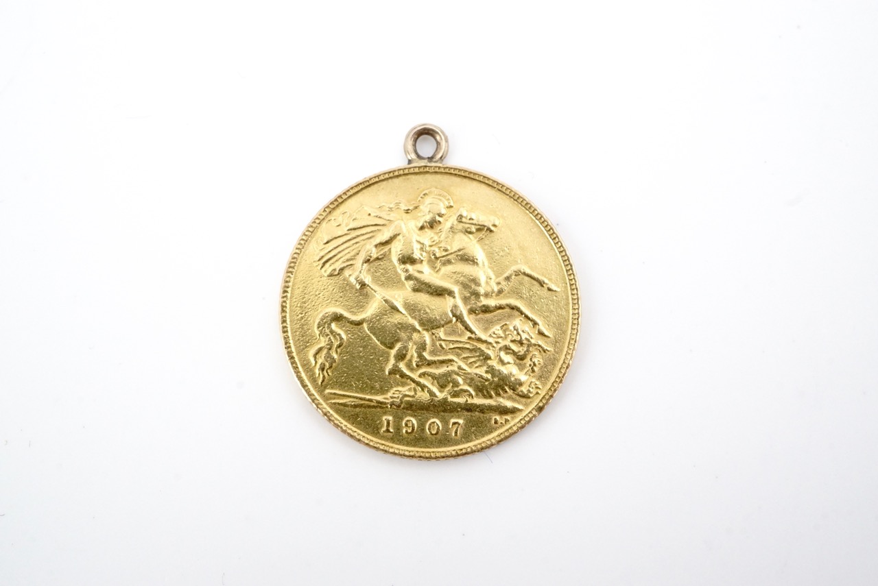 An Edwardian 1907 gold half sovereign, with loop suspender