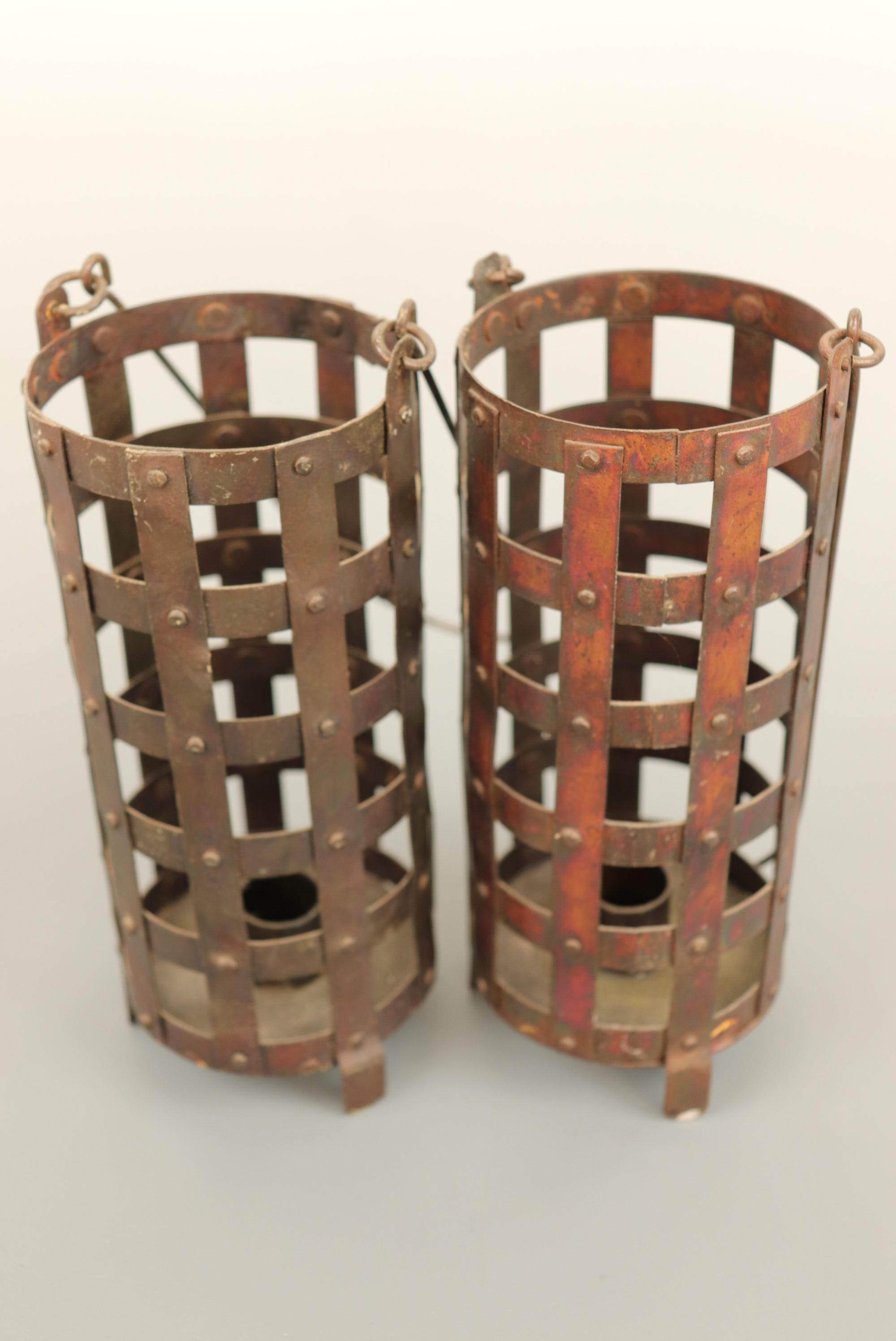 A pair of pendant latticed patinated-iron candle lamps, 20 cm high - Image 2 of 2