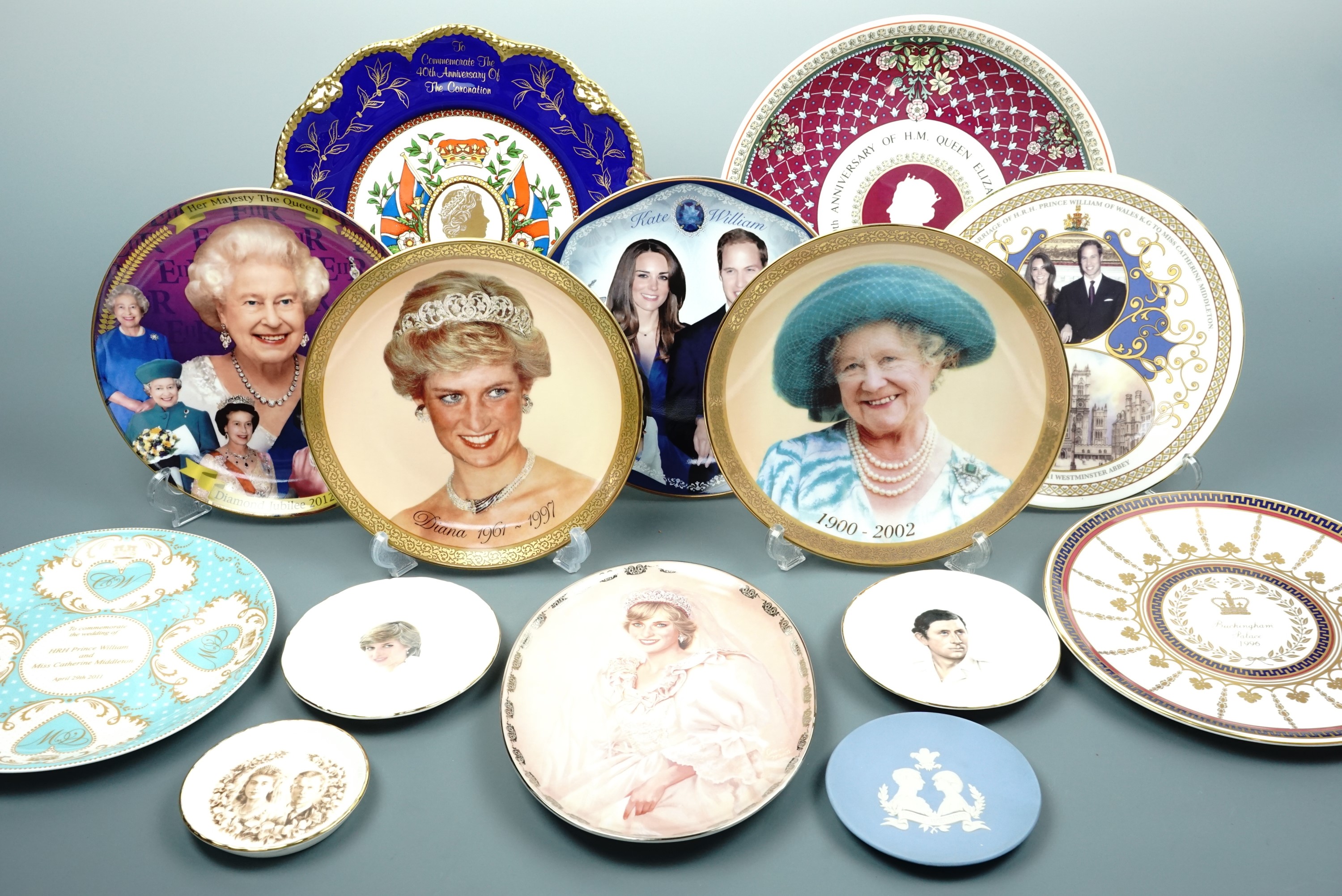 A quantity of plates commemorating Princess Diana, Queen Elizabeth II, The Queen Mother etc.
