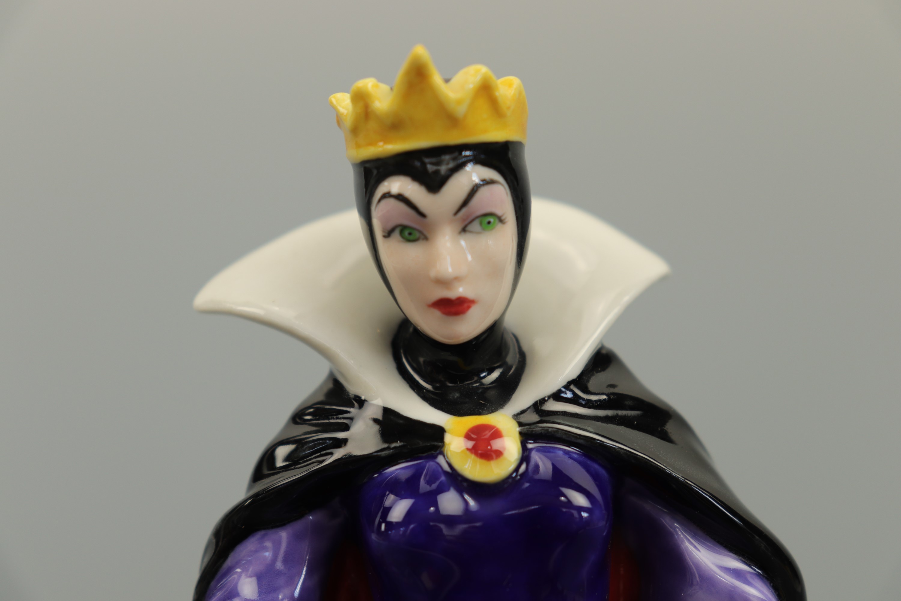A Limited Edition Royal Doulton figurine from the Disney Villains Collection; 'The Queen from Walt - Image 3 of 3