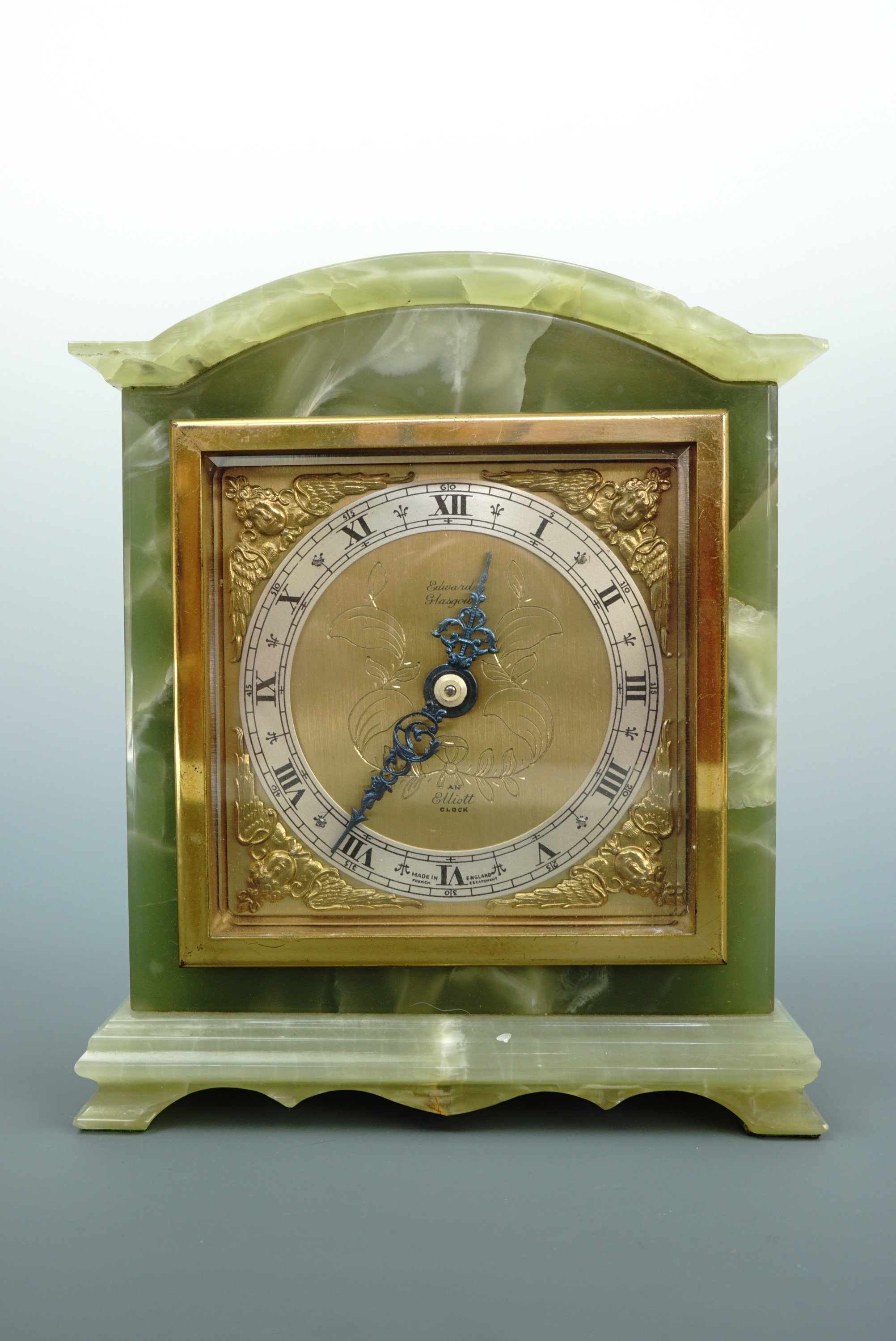 An Elliott green onyx table or mantel clock, circa mid 20th Century, 16 cm, (running)