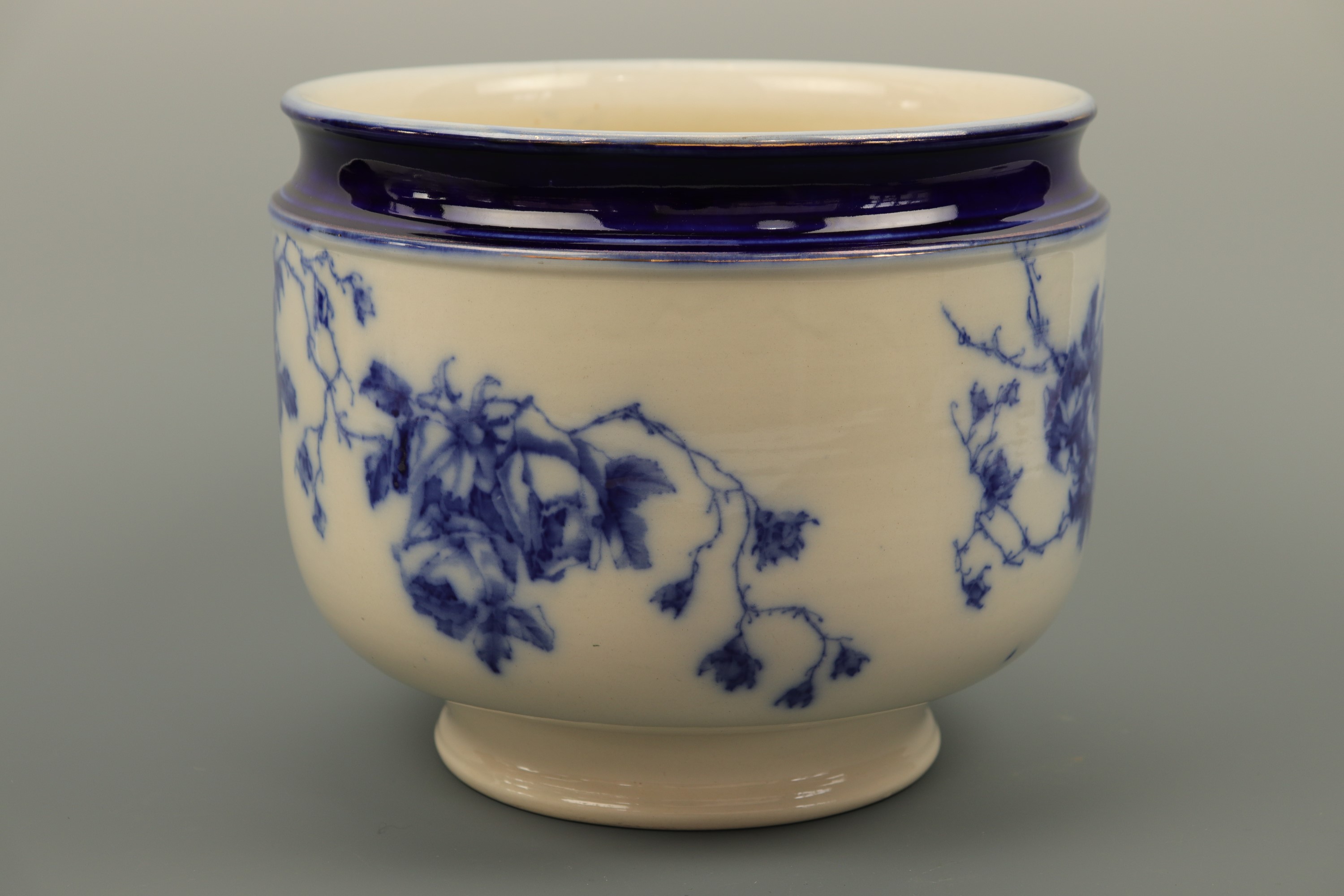 A Royal Doulton flow blue jardiniere, early 20th Century, 21 cm