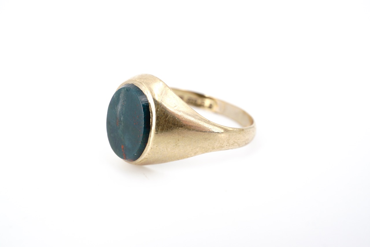 A 9ct gold and bloodstone signet ring, size P, 2.4 g