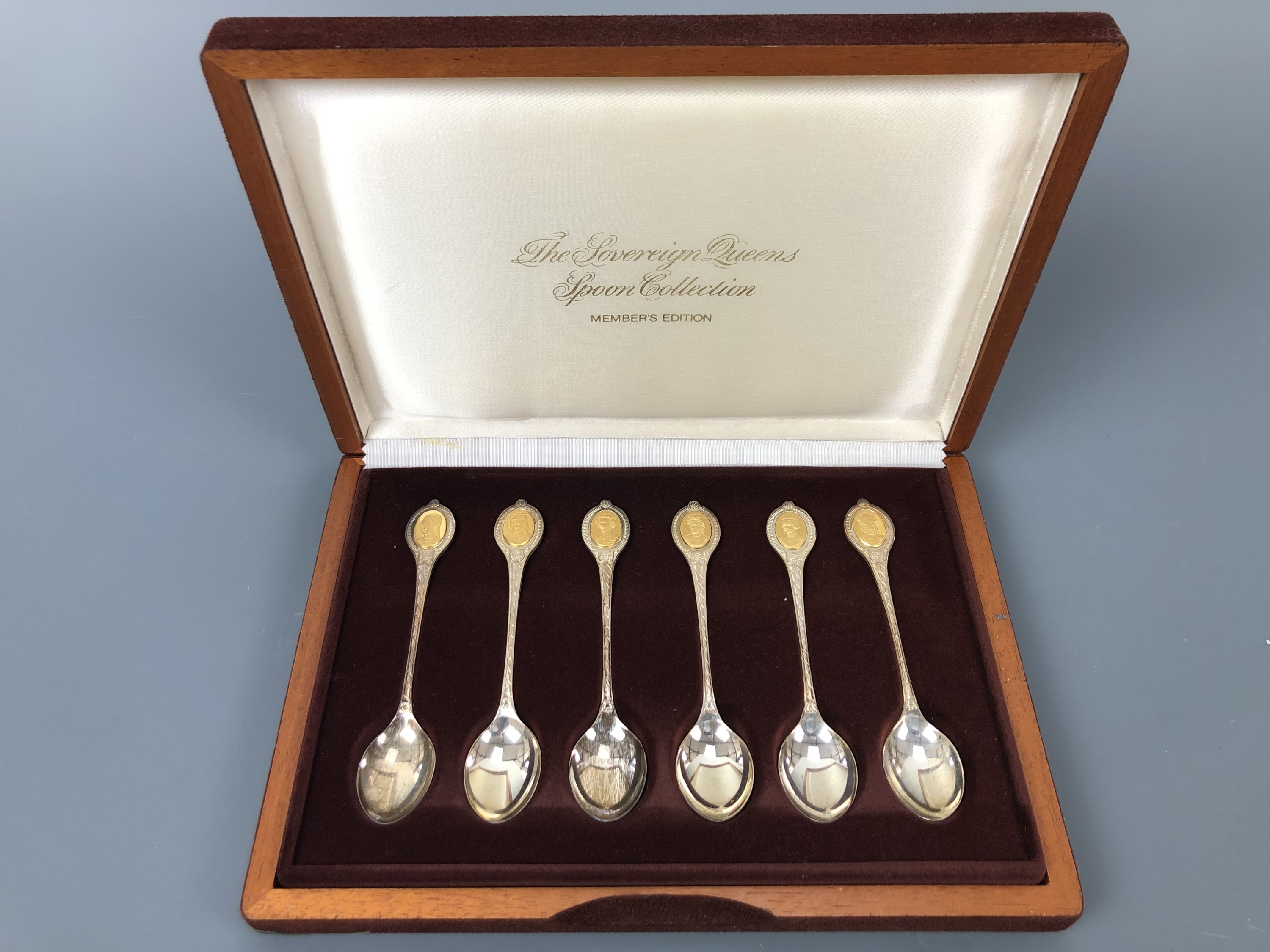 A John Pinches "The Sovereign Queens" silver spoon collection, 153 g