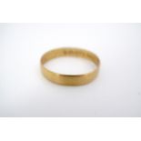 An early 20th Century 18 ct gold wedding band, M, 4.6 g