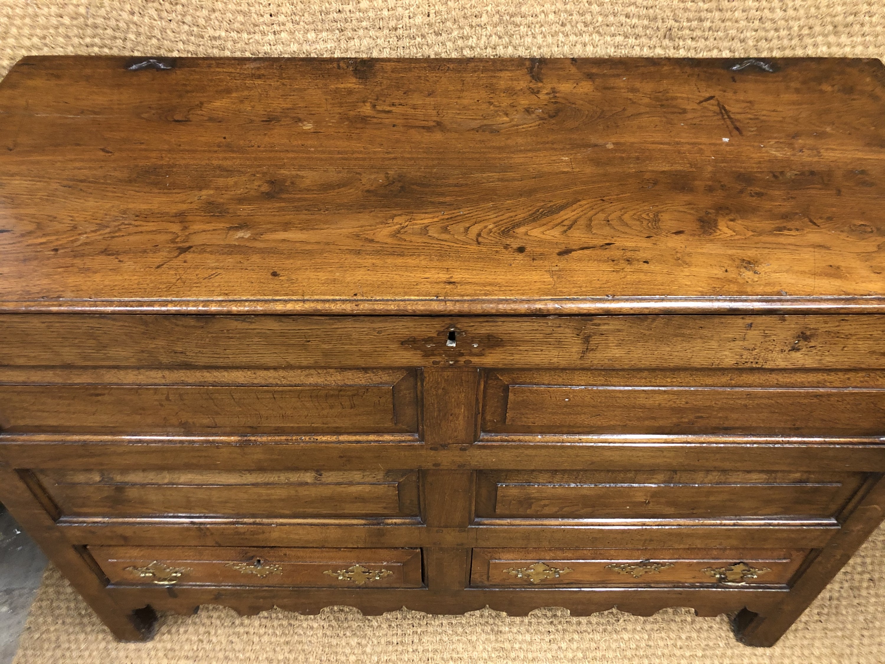 A George III joined-oak mule chest, 139 cm x 57 cm x 99 cm high - Image 4 of 6