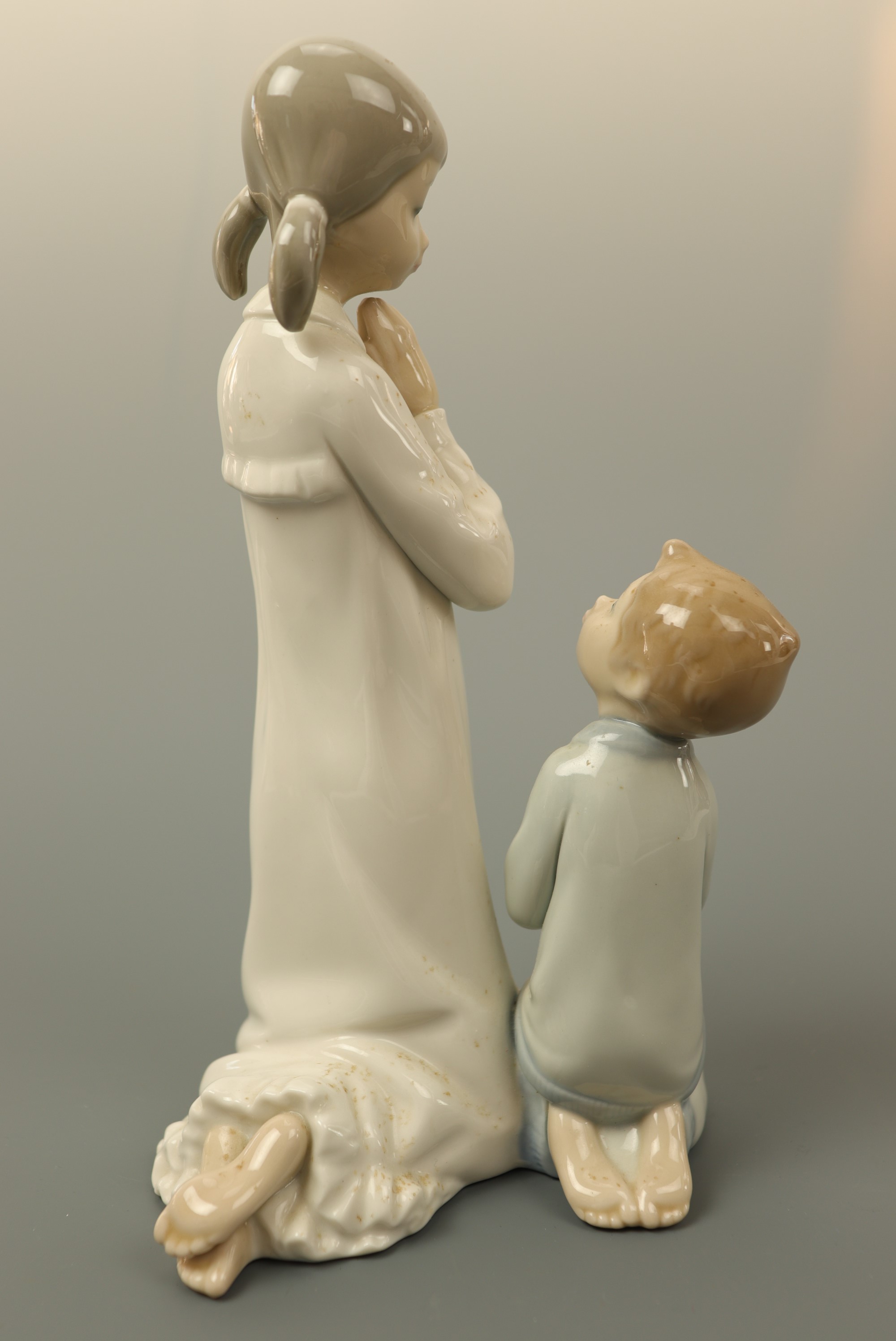 A Lladro figurine, young girl and boy praying, 22 cm high - Image 2 of 2