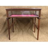 A Victorian glazed mahogany bijouterie table, 75 cm x 43 cm x 89 cm
