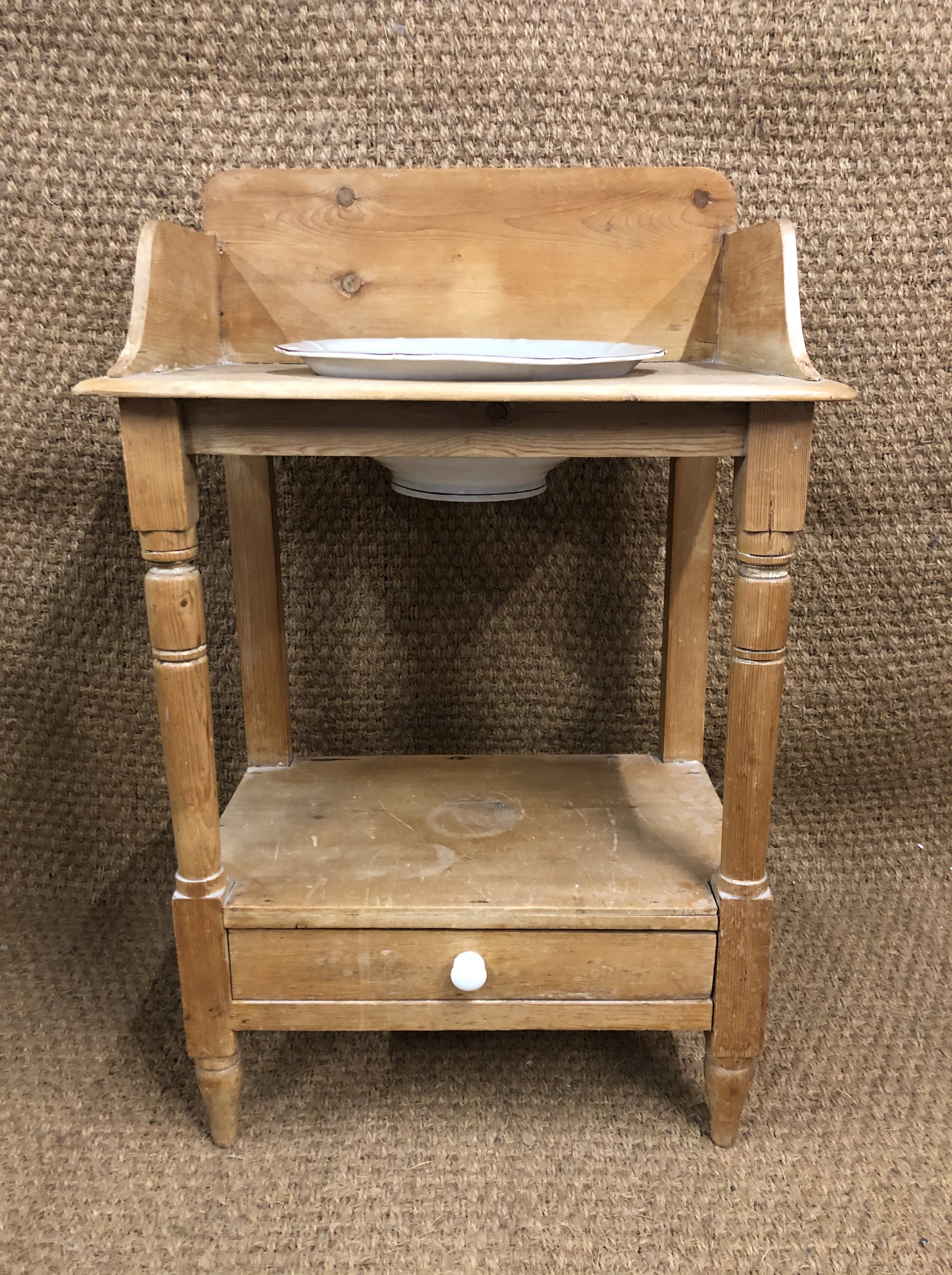 A Victorian pine wash stand and basin, 60 cm x 40 cm x 93 cm