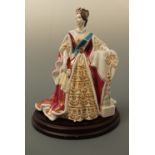 A Royal Worcester figurine "Queen Victoria" CW442, limited edition number 493/4500, 23 cm high, (