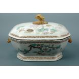 A reproduction 18th Century Chinese export porcelain tureen and cover, 35 cm x 25 cm x 24 cm high