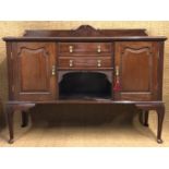 A George V mahogany sideboard, 140 cm x 55 cm x 110 cm