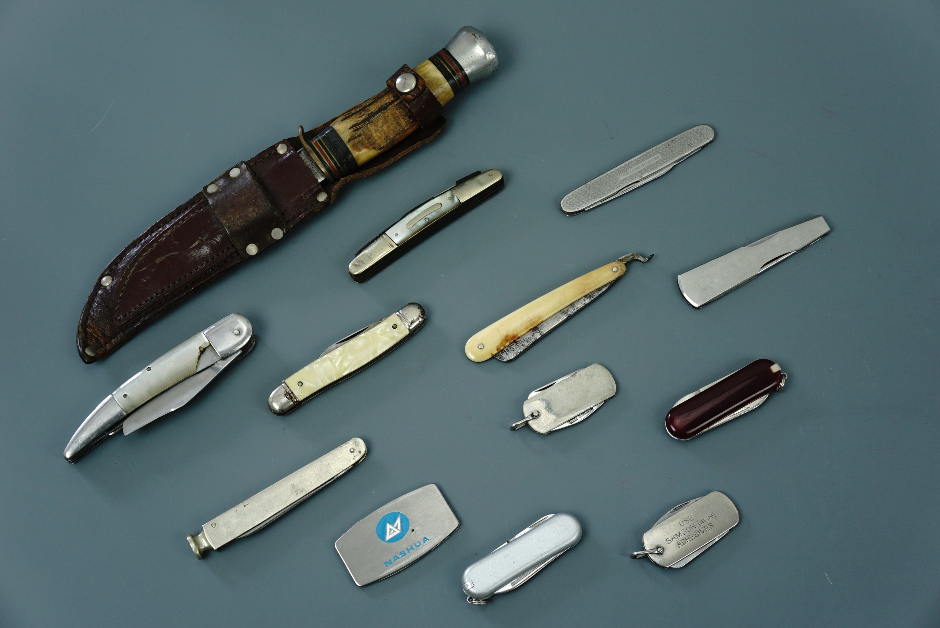 A group of pocket folding knives, a cutthroat type "Corn" razor and a sporting knife