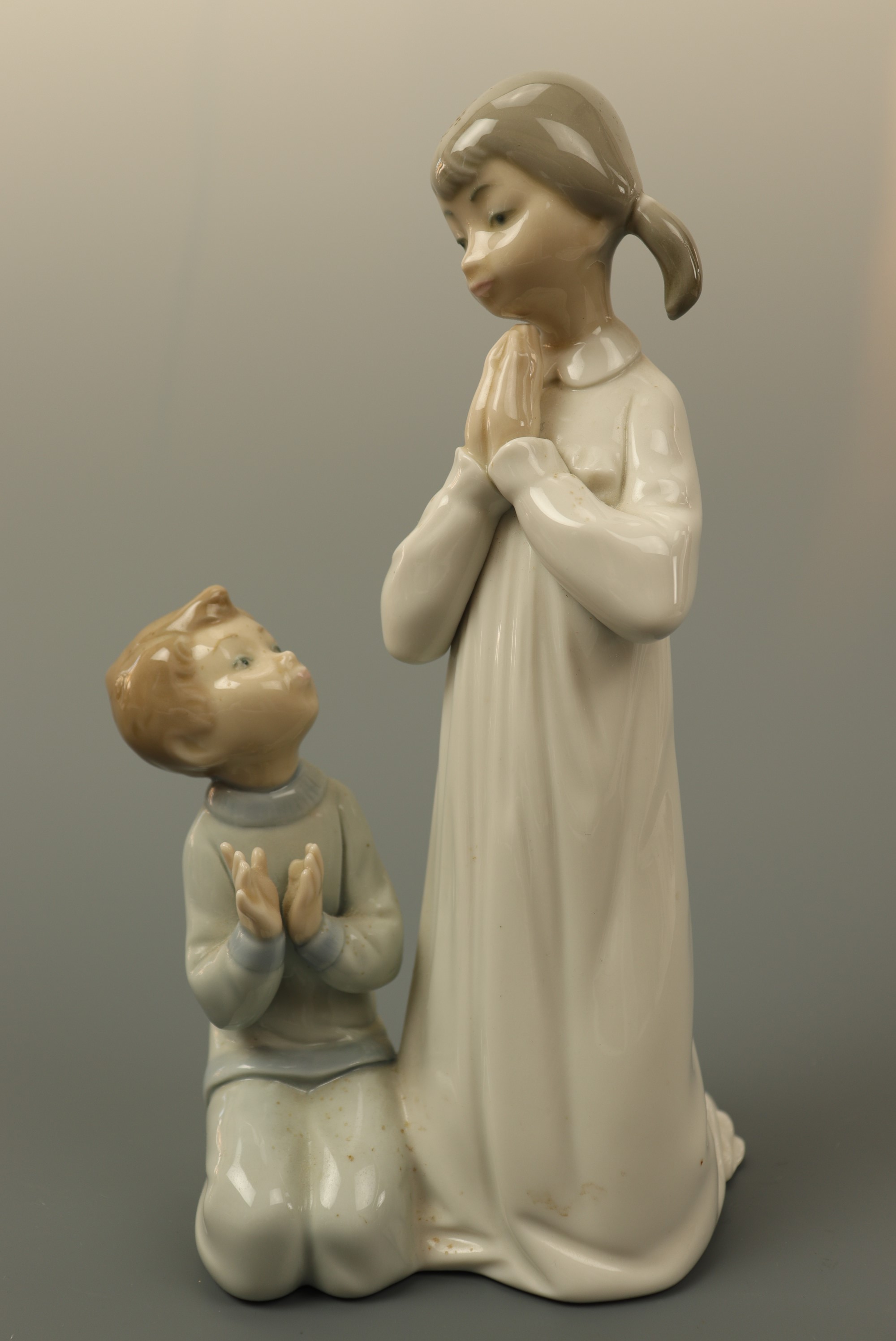 A Lladro figurine, young girl and boy praying, 22 cm high