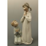 A Lladro figurine, young girl and boy praying, 22 cm high