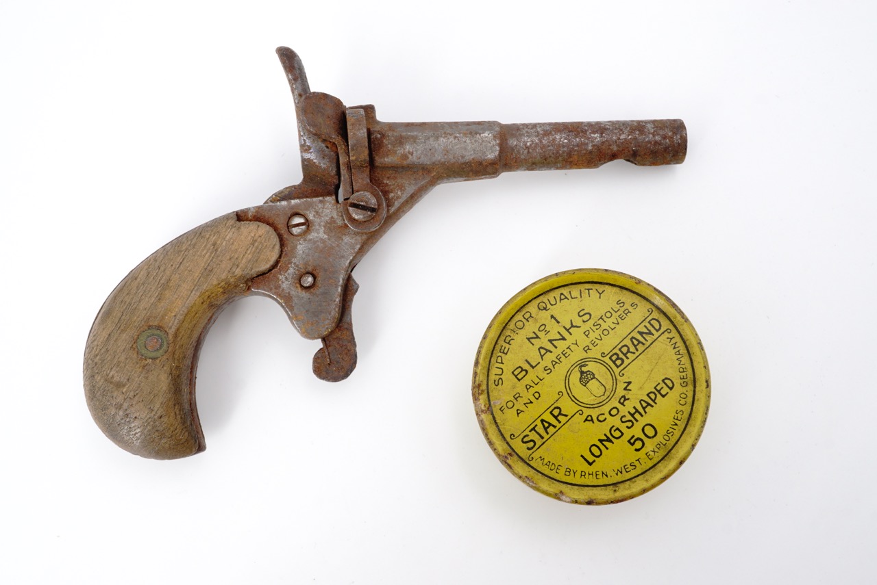 A late 19th / early 20th Century starting pistol together with a blank cartridges tin