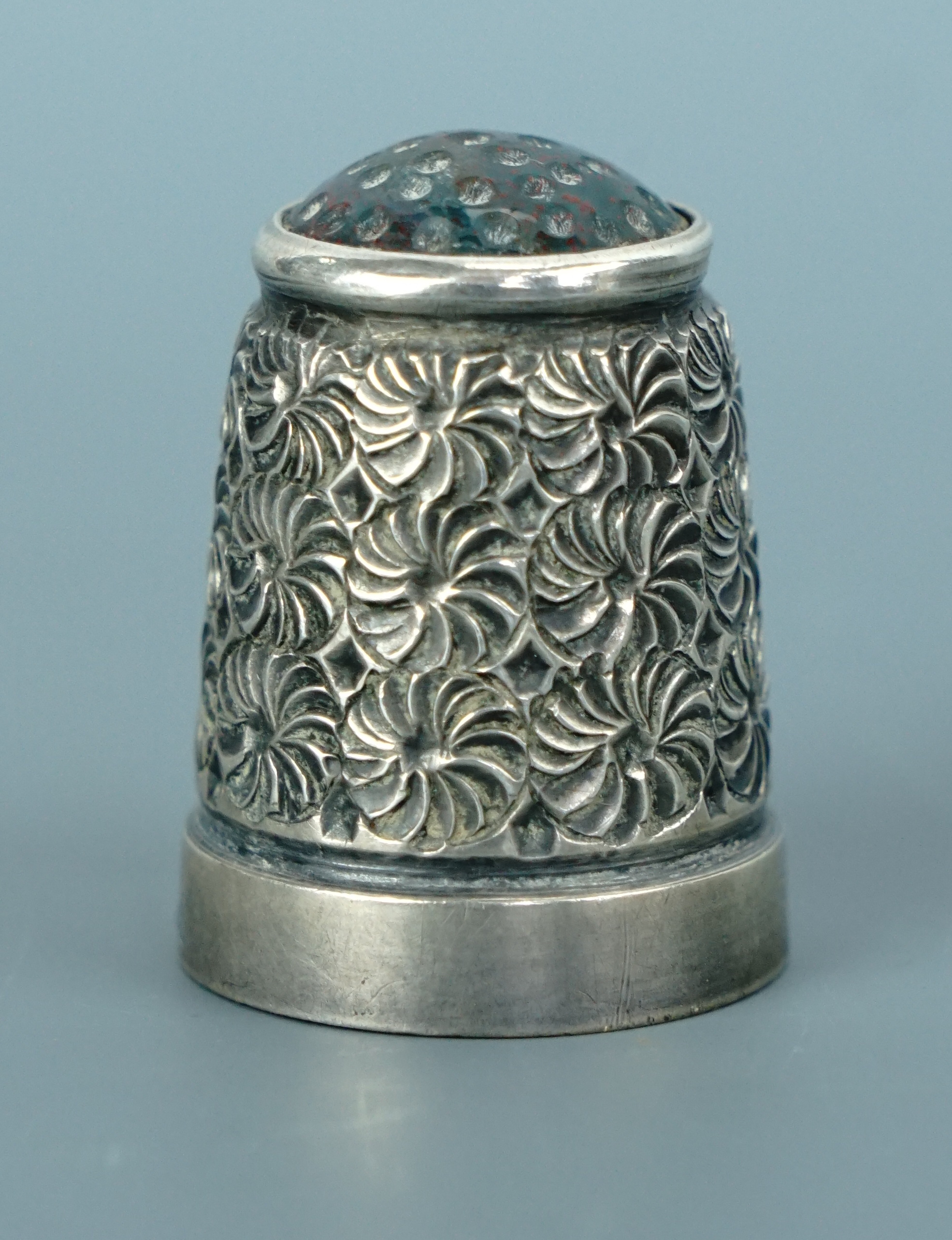 A Victorian silver thimble with polished bloodstone top - Image 2 of 2