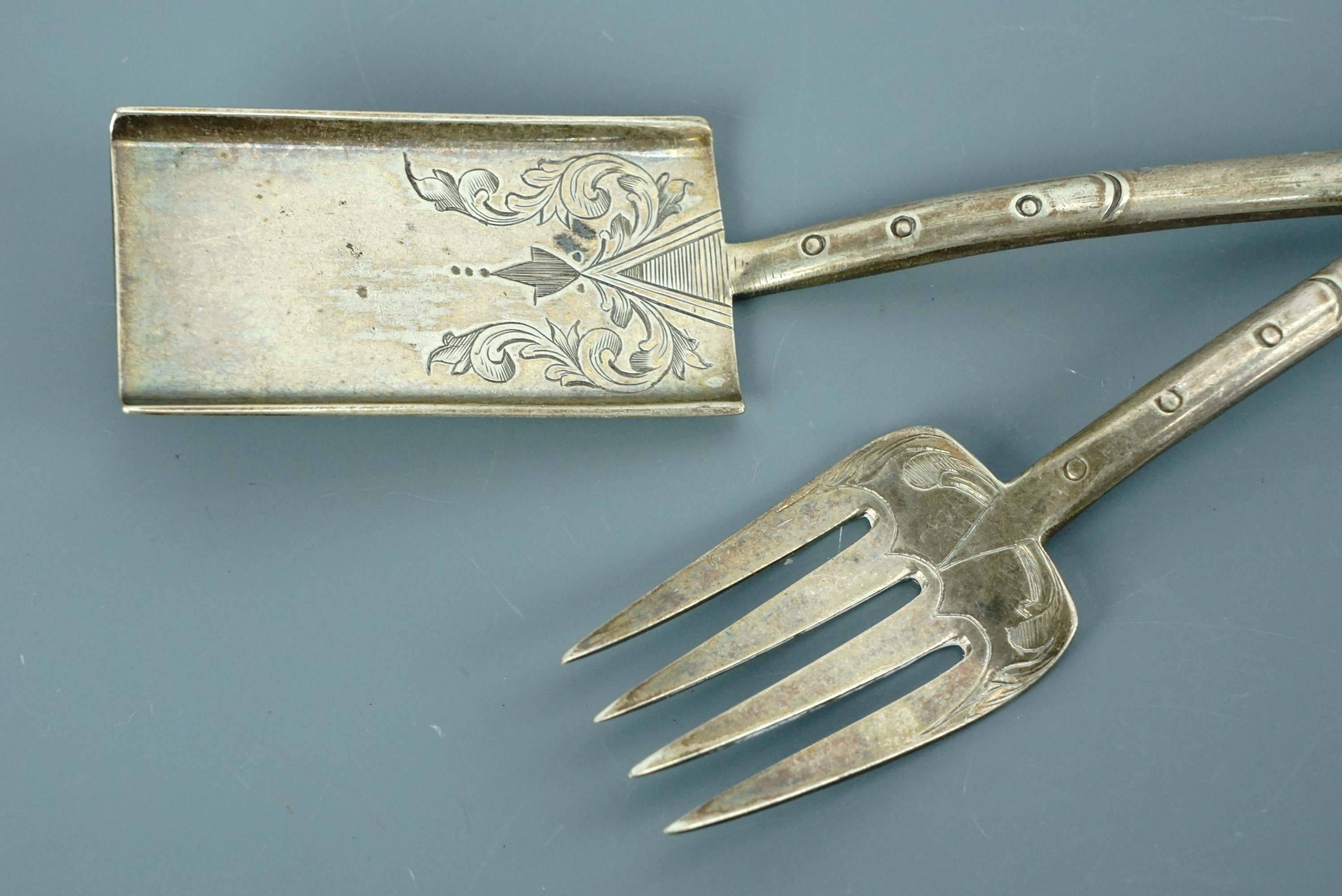 A Victorian electroplate novelty pickle fork and preserve spoon modelled as a garden fork and spade - Image 2 of 2