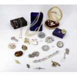 A quantity of vintage costume jewellery including a cased suite of 1960s "Delta Cultured Pearls",