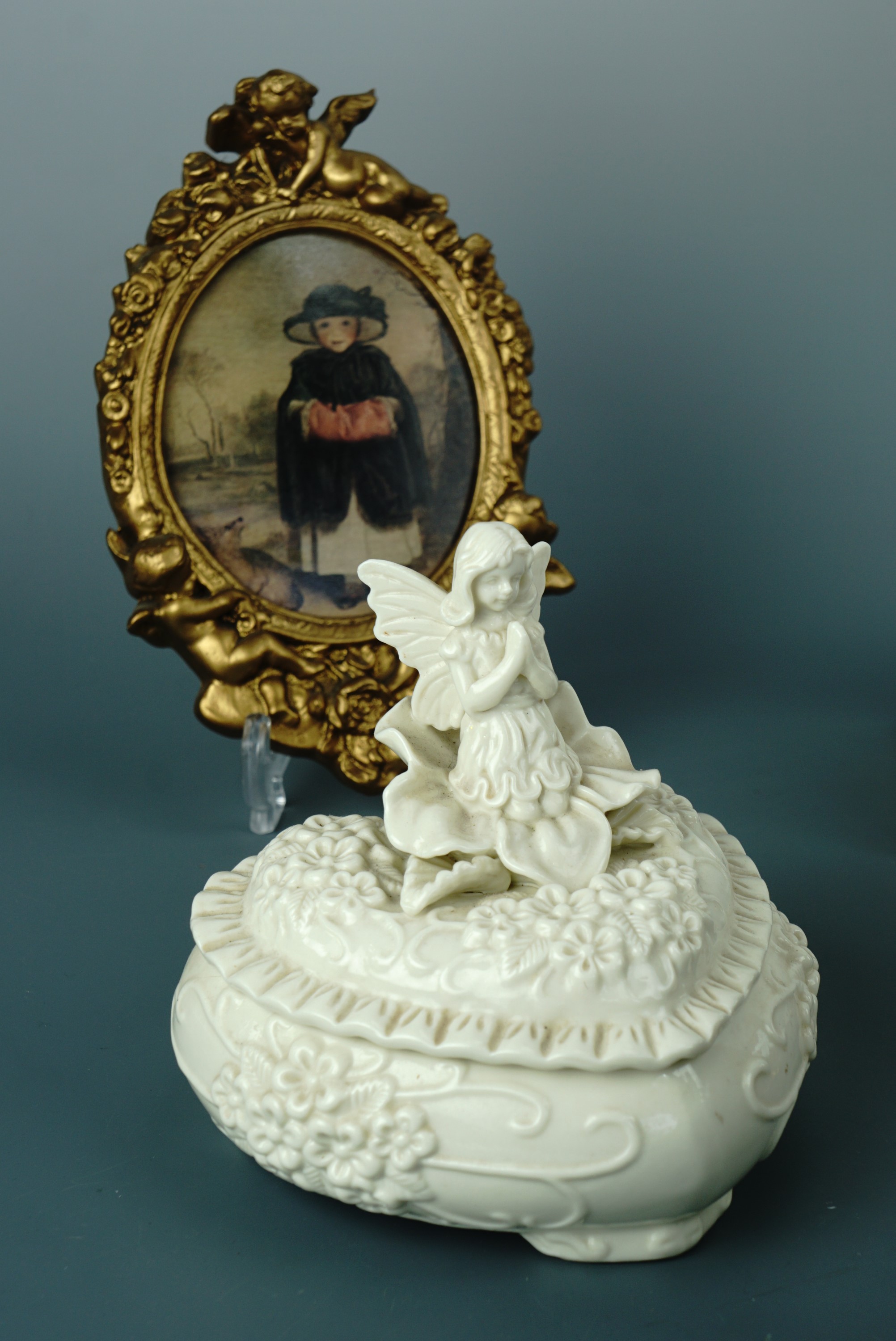 Contemporary decorative furnishing items including a reproduction classical bust, portrait - Image 4 of 5