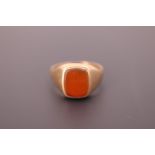 A gentleman's 9ct gold and carnelian signet ring, size W, 5 g