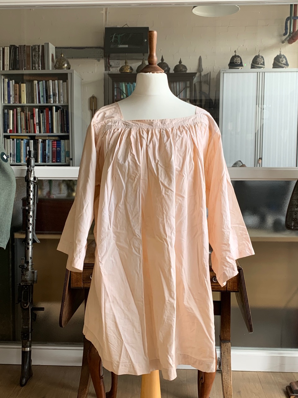 Costume including a vintage pink cotton smock, cotton house aprons, a white cotton sun or domestic - Image 3 of 6