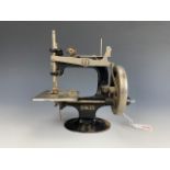 A Singer miniature hand-driven sewing machine, 18 cm
