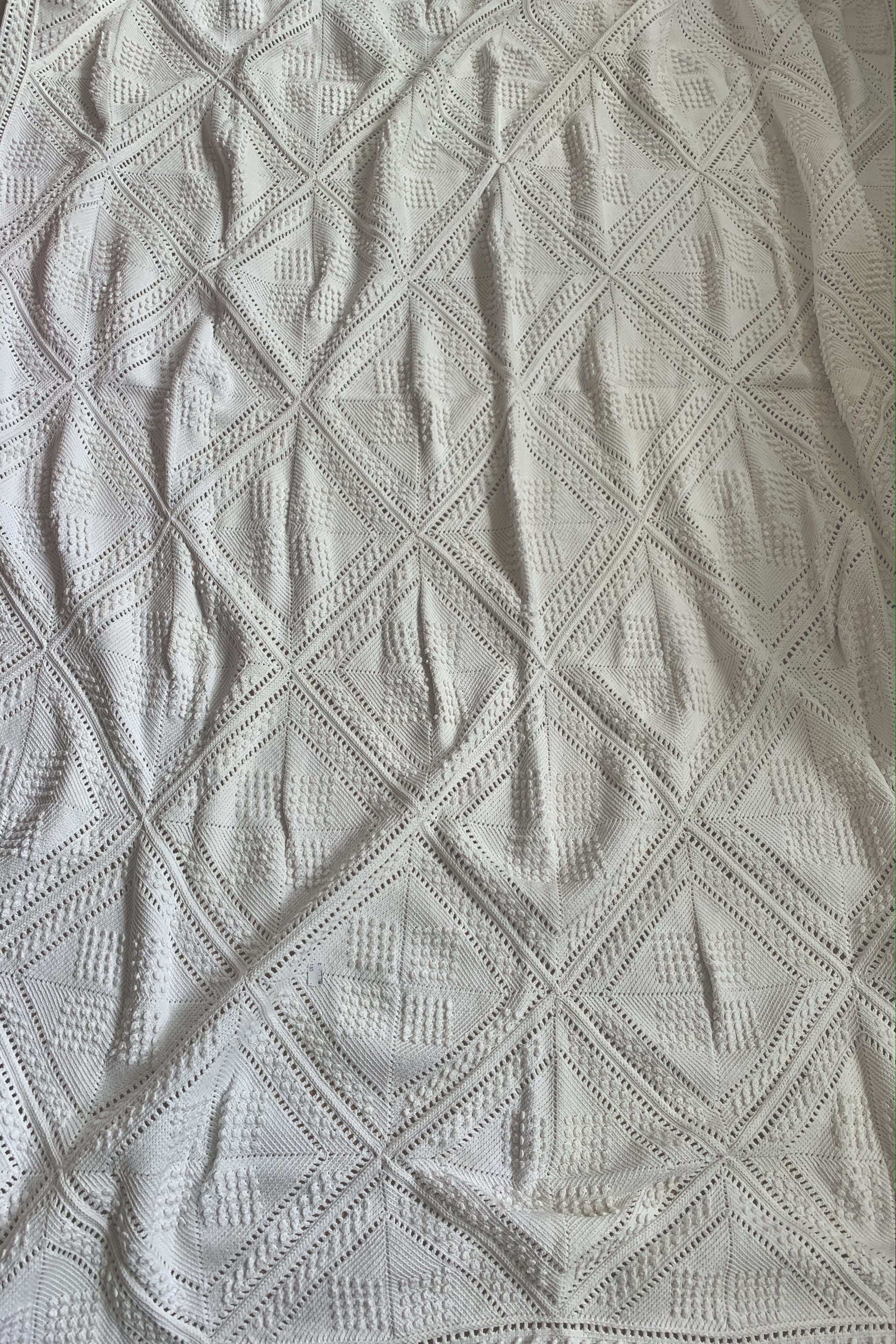 An antique heavy knitted cotton bed spread, worked in a geometric design - Image 3 of 6