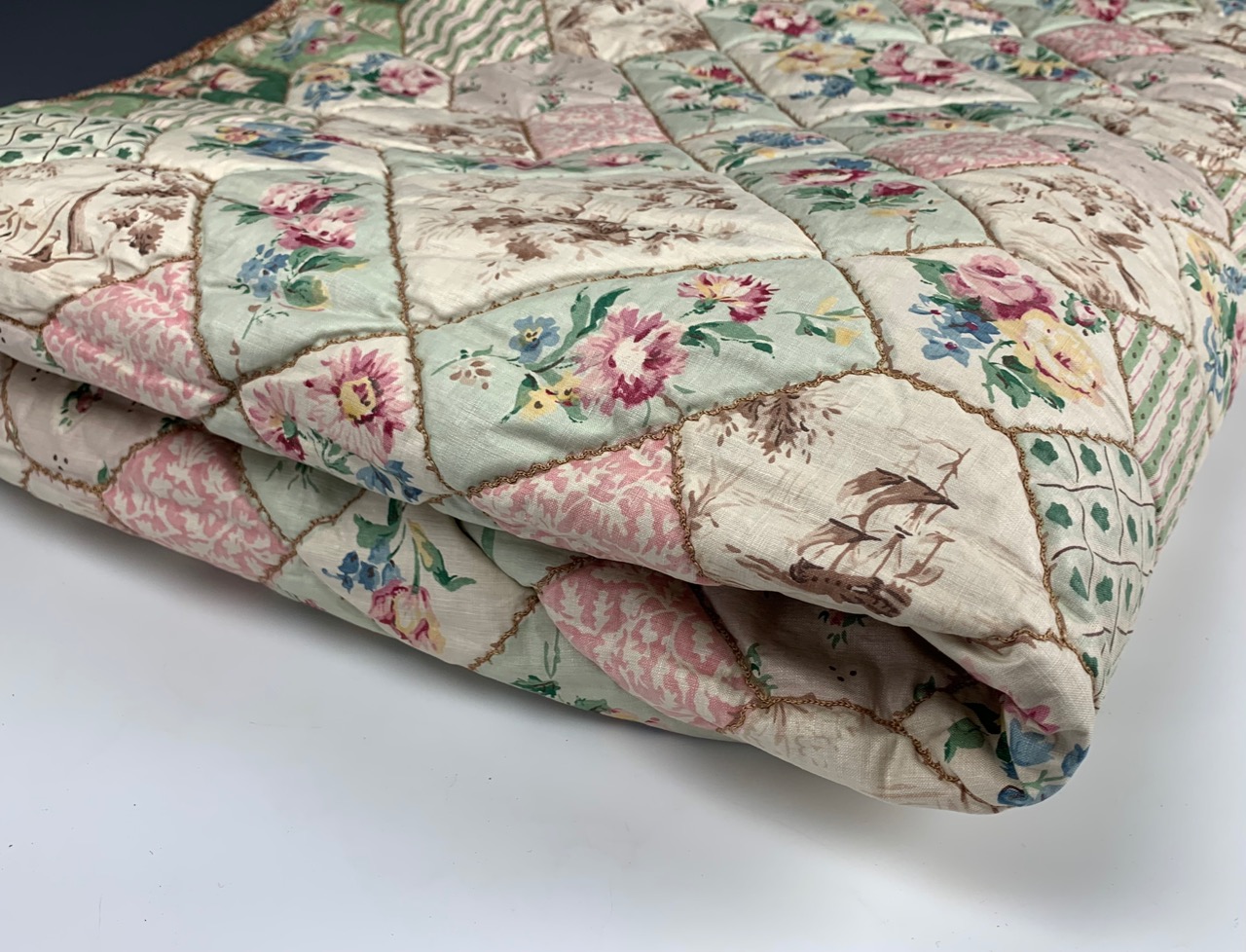 A vintage quilted bedspread for a single bed, printed cotton in imitation patchwork, with applied - Image 2 of 5