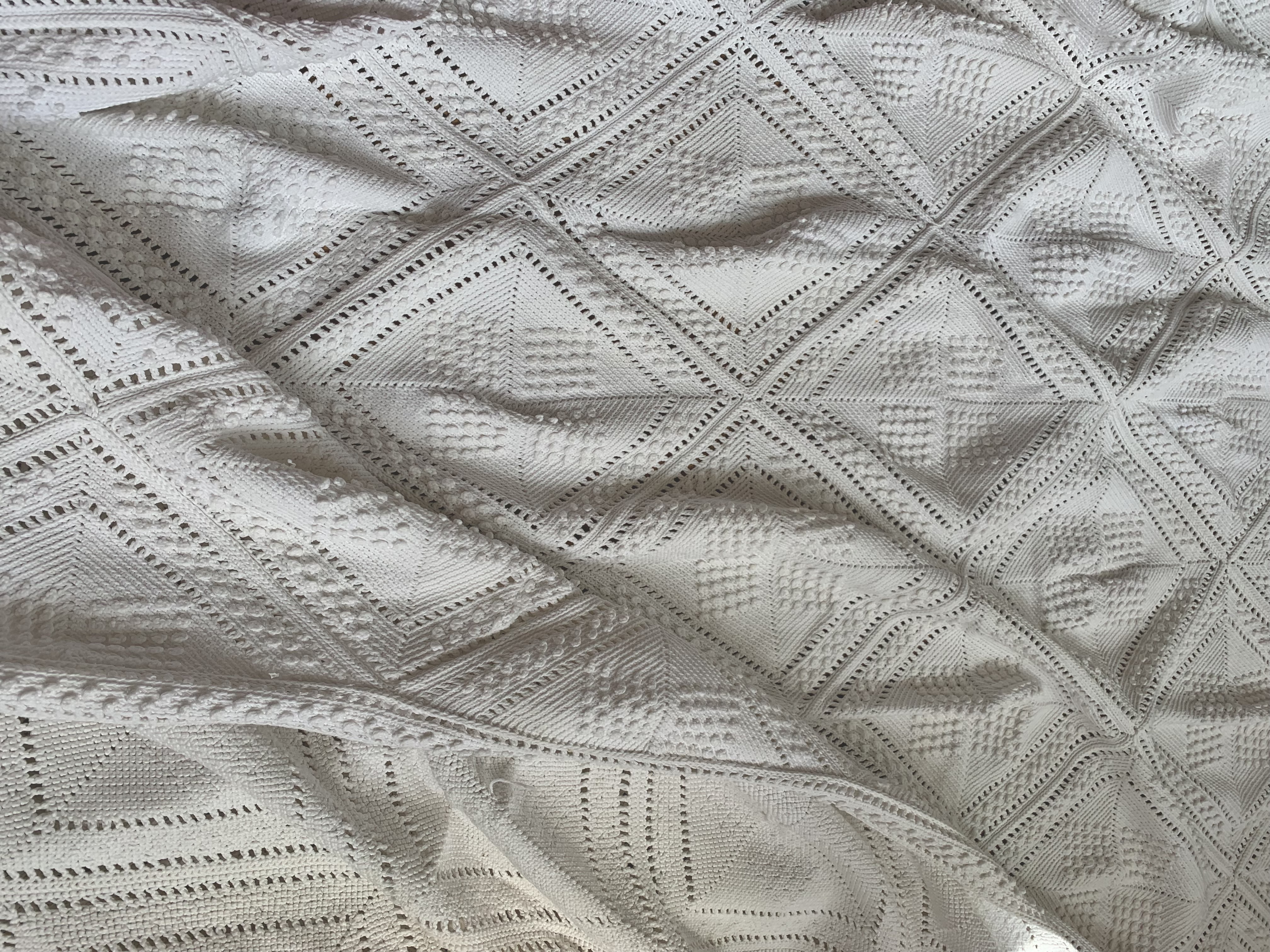 An antique heavy knitted cotton bed spread, worked in a geometric design - Image 6 of 6