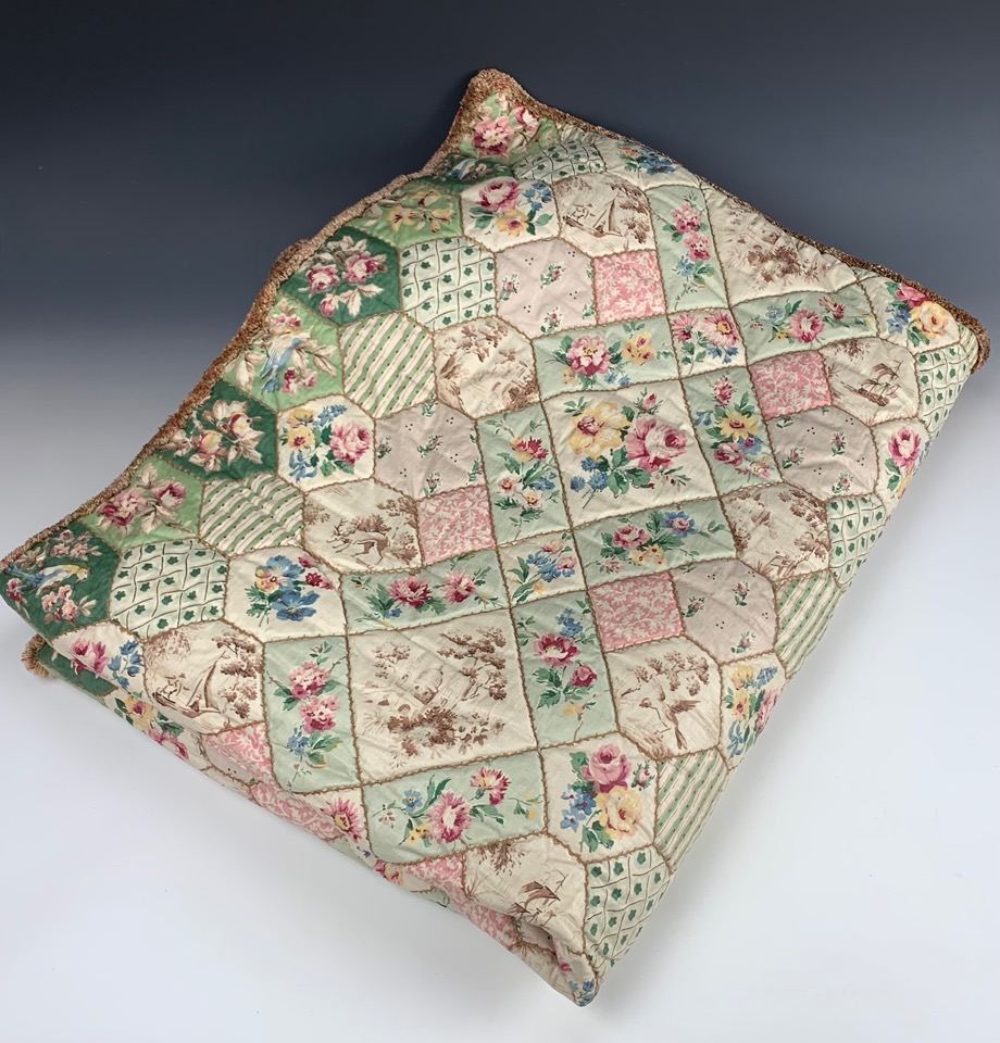 A vintage quilted bedspread for a single bed, printed cotton in imitation patchwork, with applied - Image 3 of 5