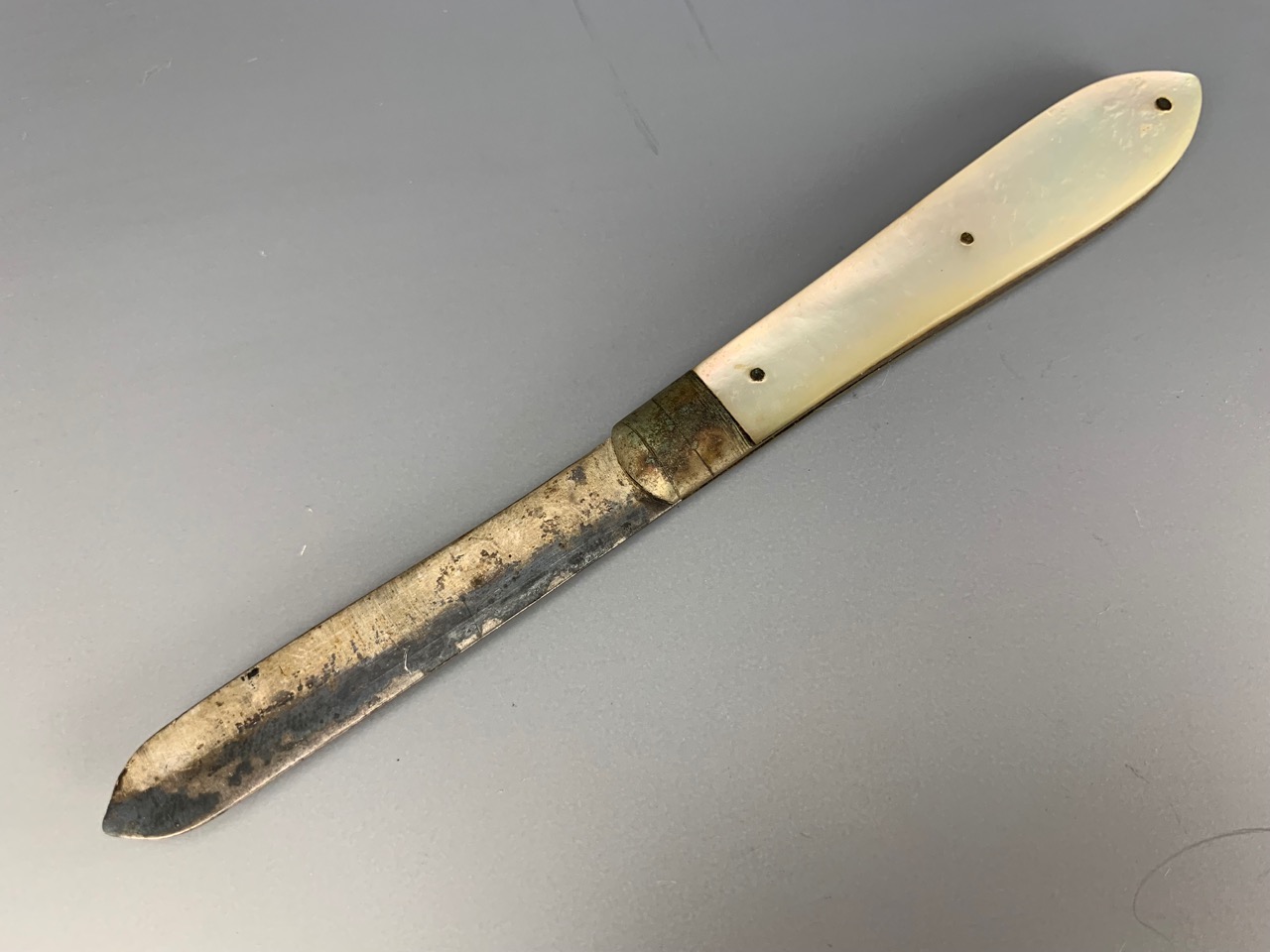 A silver pocket folding fruit knife, one mother-of-pearl grip scale inset with a shield-shaped - Image 2 of 2