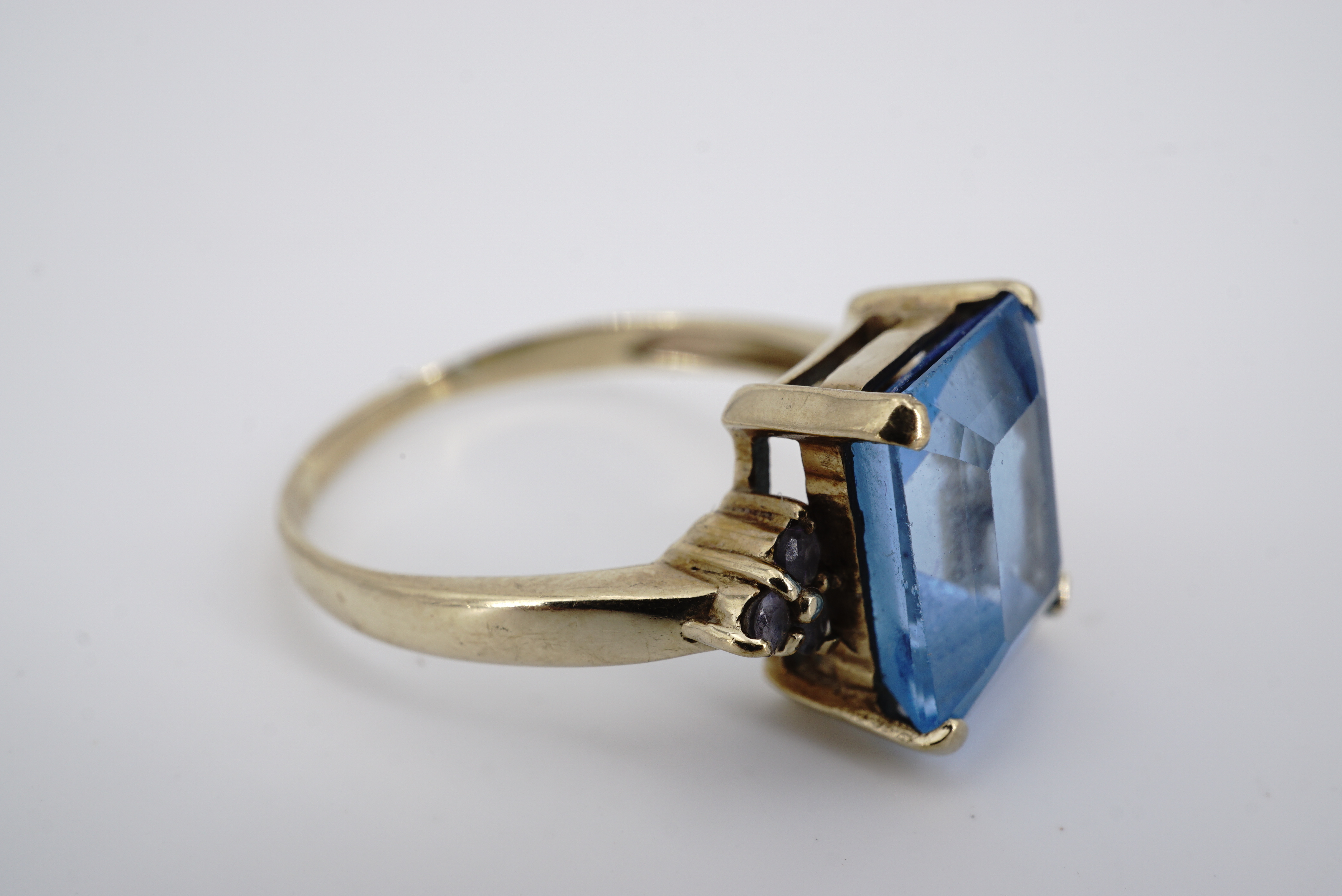 A contemporary 9ct gold and "Swiss" blue Topaz and tanzanite cocktail ring, having a central - Image 2 of 3
