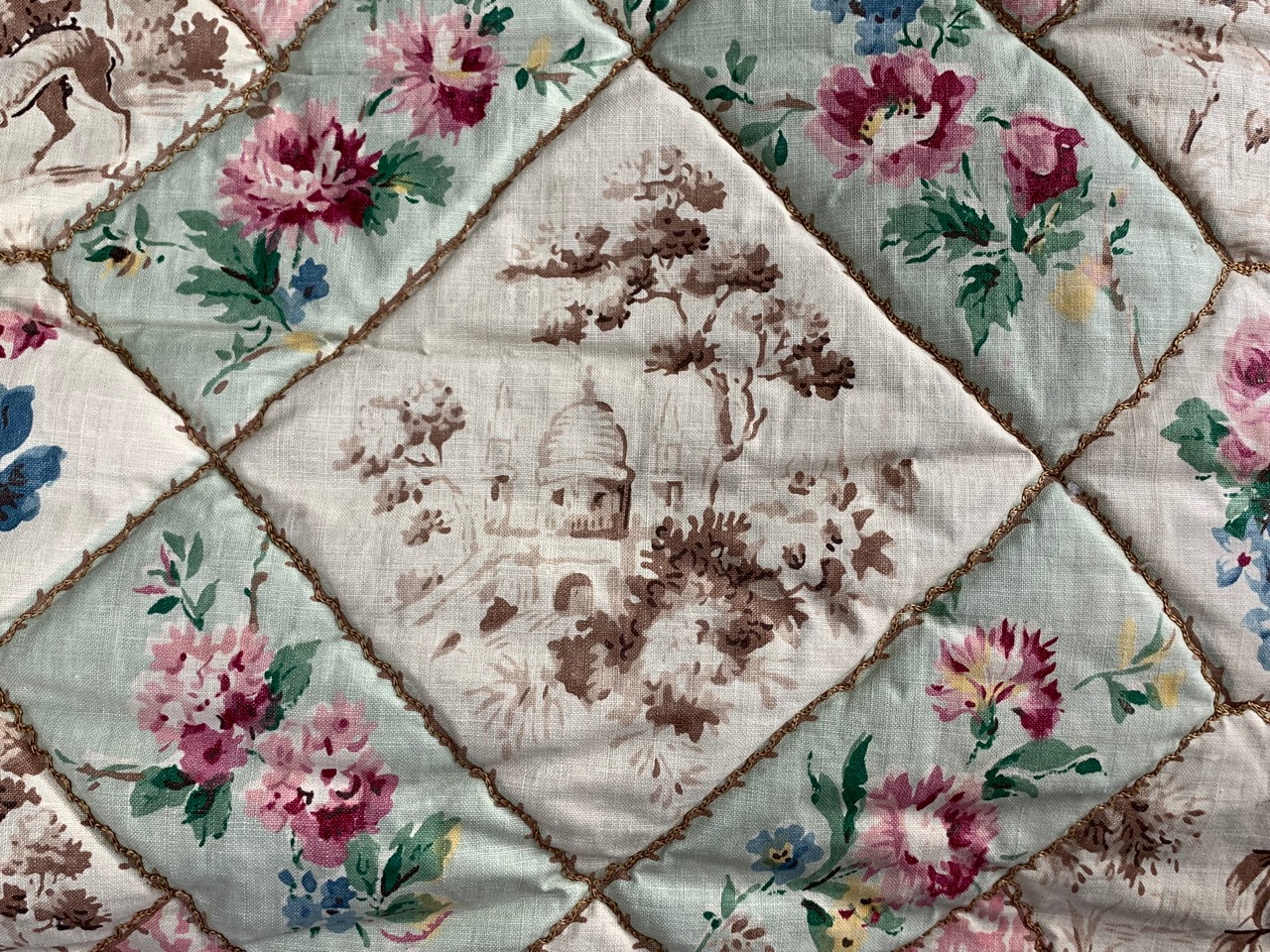 A vintage quilted bedspread for a single bed, printed cotton in imitation patchwork, with applied - Image 4 of 5