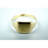 An 18 ct gold square-faced signet ring, P / Q, 4.4 g
