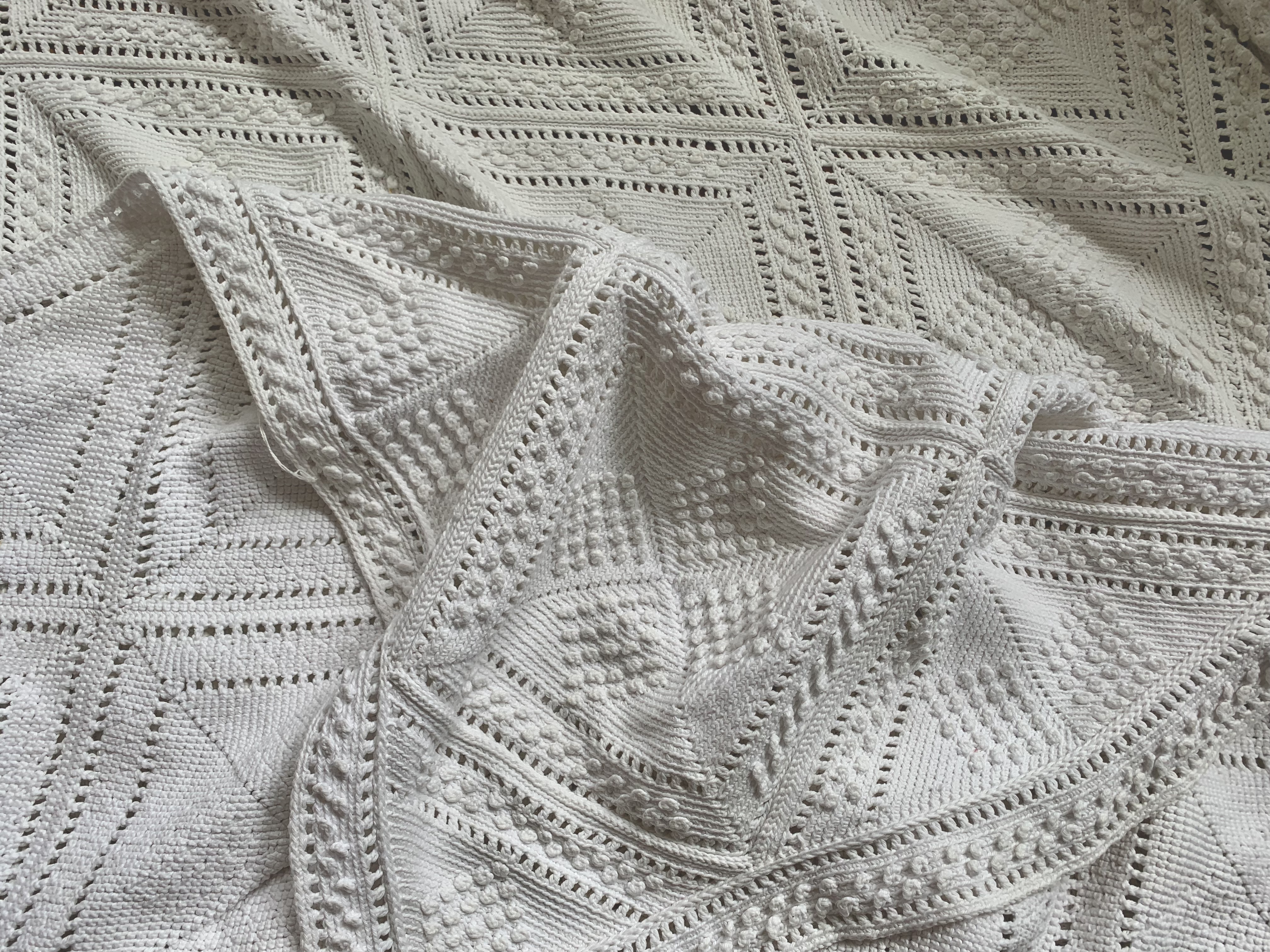 An antique heavy knitted cotton bed spread, worked in a geometric design - Image 5 of 6