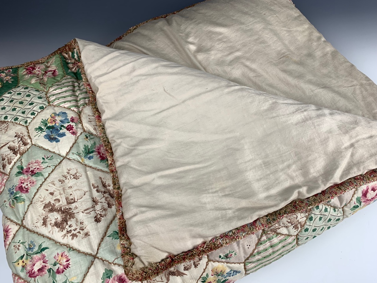 A vintage quilted bedspread for a single bed, printed cotton in imitation patchwork, with applied - Image 5 of 5