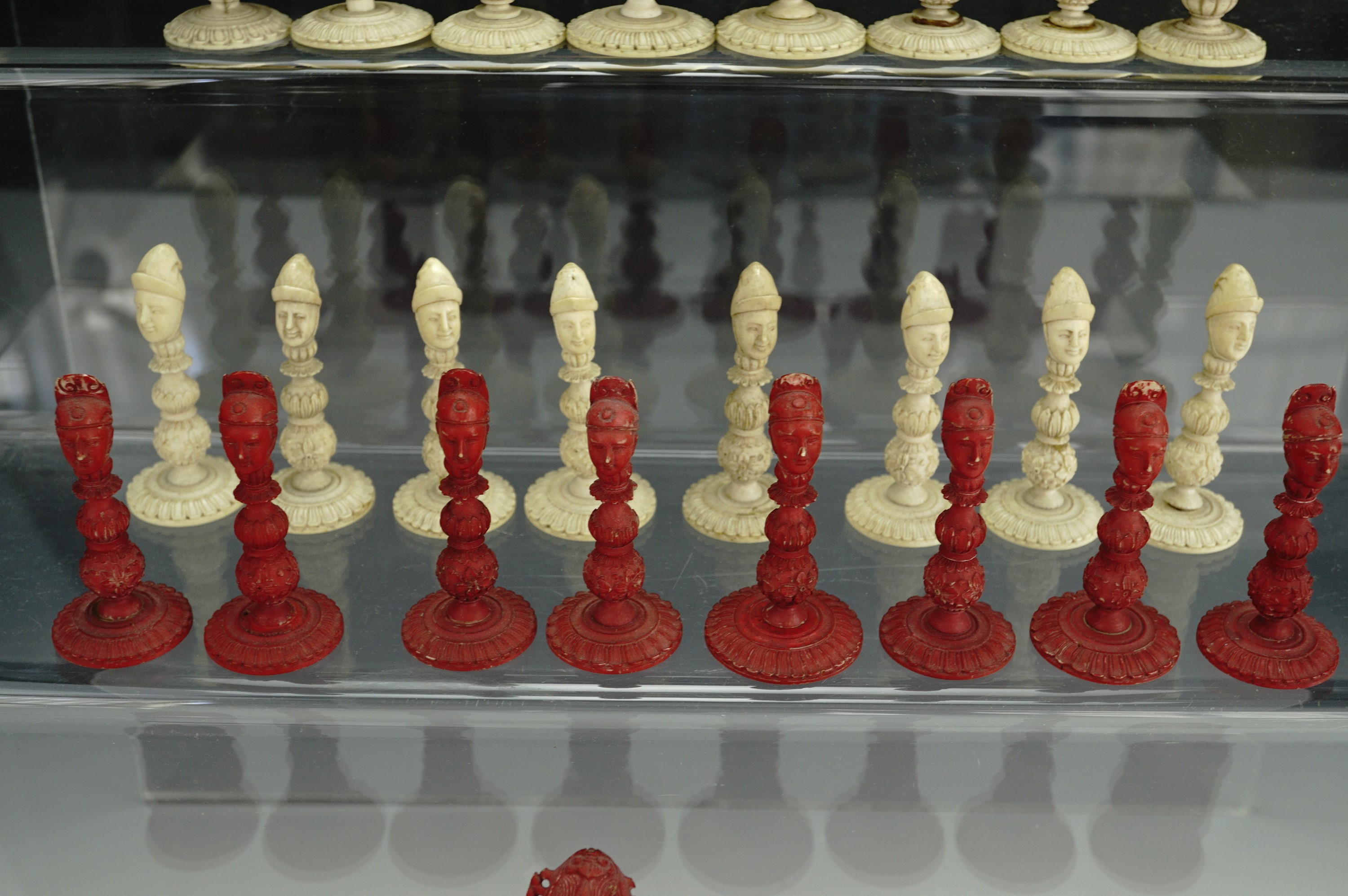 A late 18th / early 19th Century Chinese / Canton export ivory chess set, likely Macau, Kings - Image 5 of 7