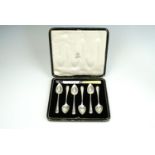 A cased George V silver grapefruit set retailed by Carrington & Co Ltd, comprising six rat-tail