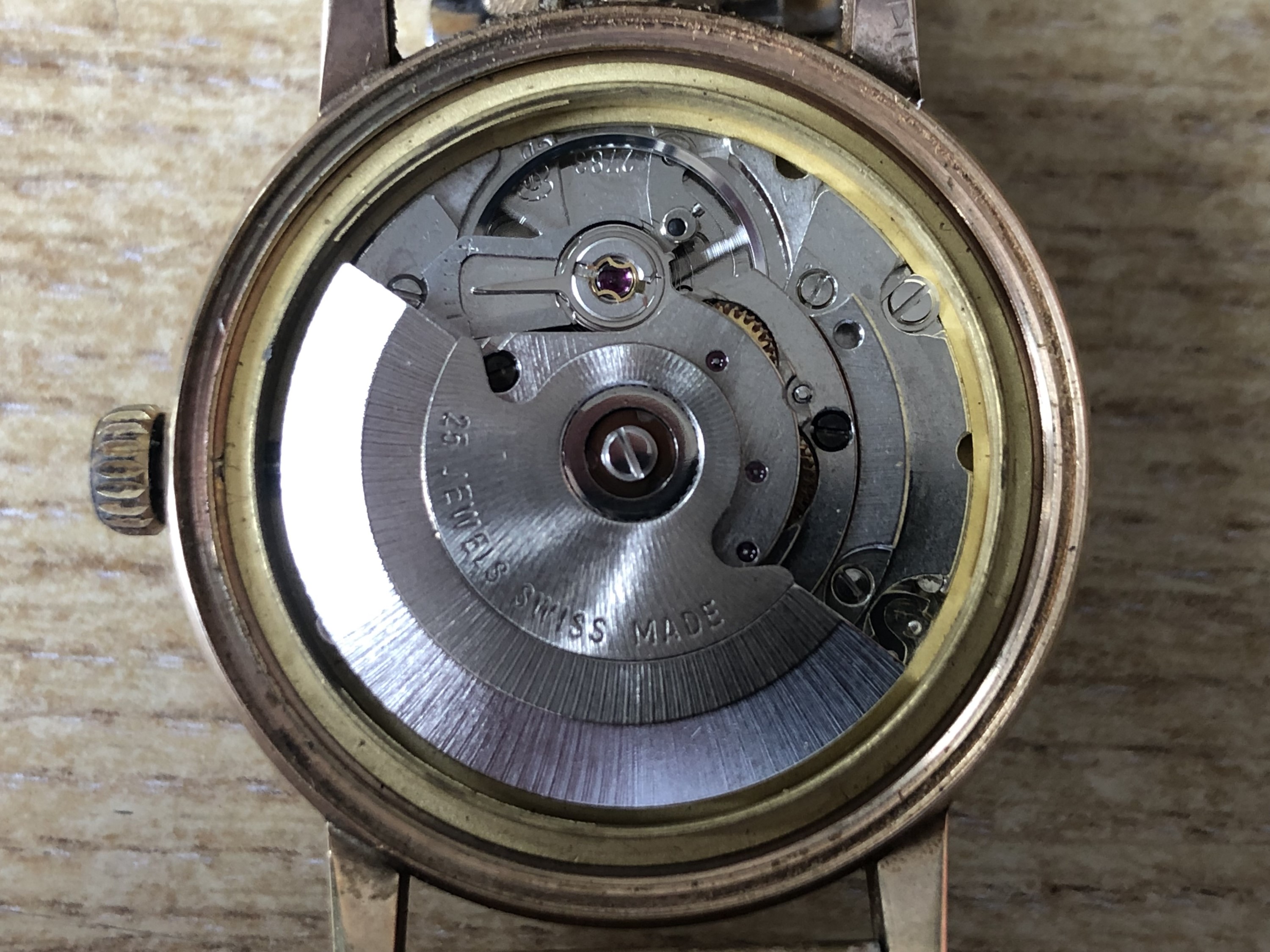 A 1970s Verity 9 ct gold wristwatch, having an automatic movement and radially brushed silver face - Image 4 of 4