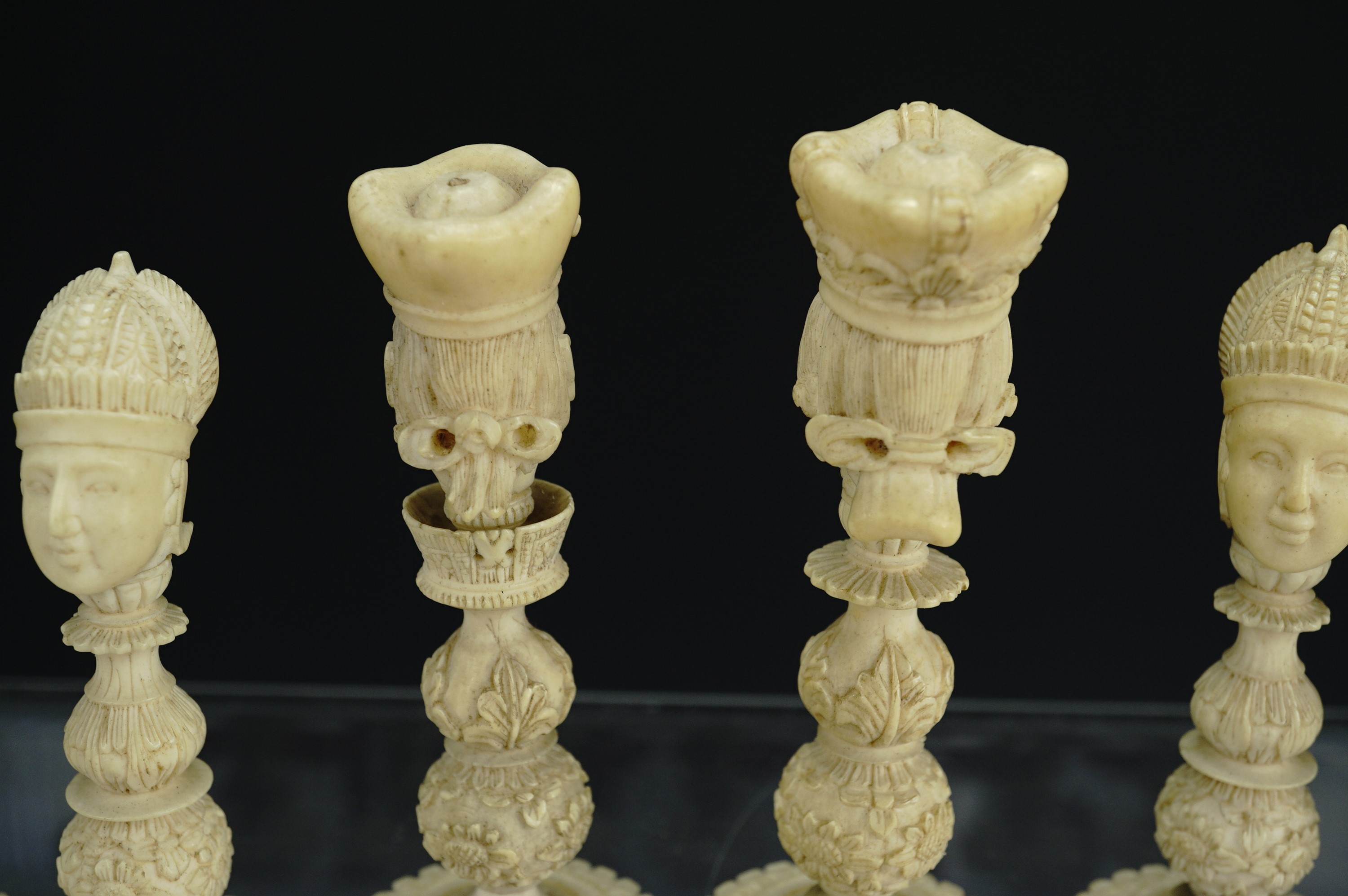 A late 18th / early 19th Century Chinese / Canton export ivory chess set, likely Macau, Kings - Image 6 of 7