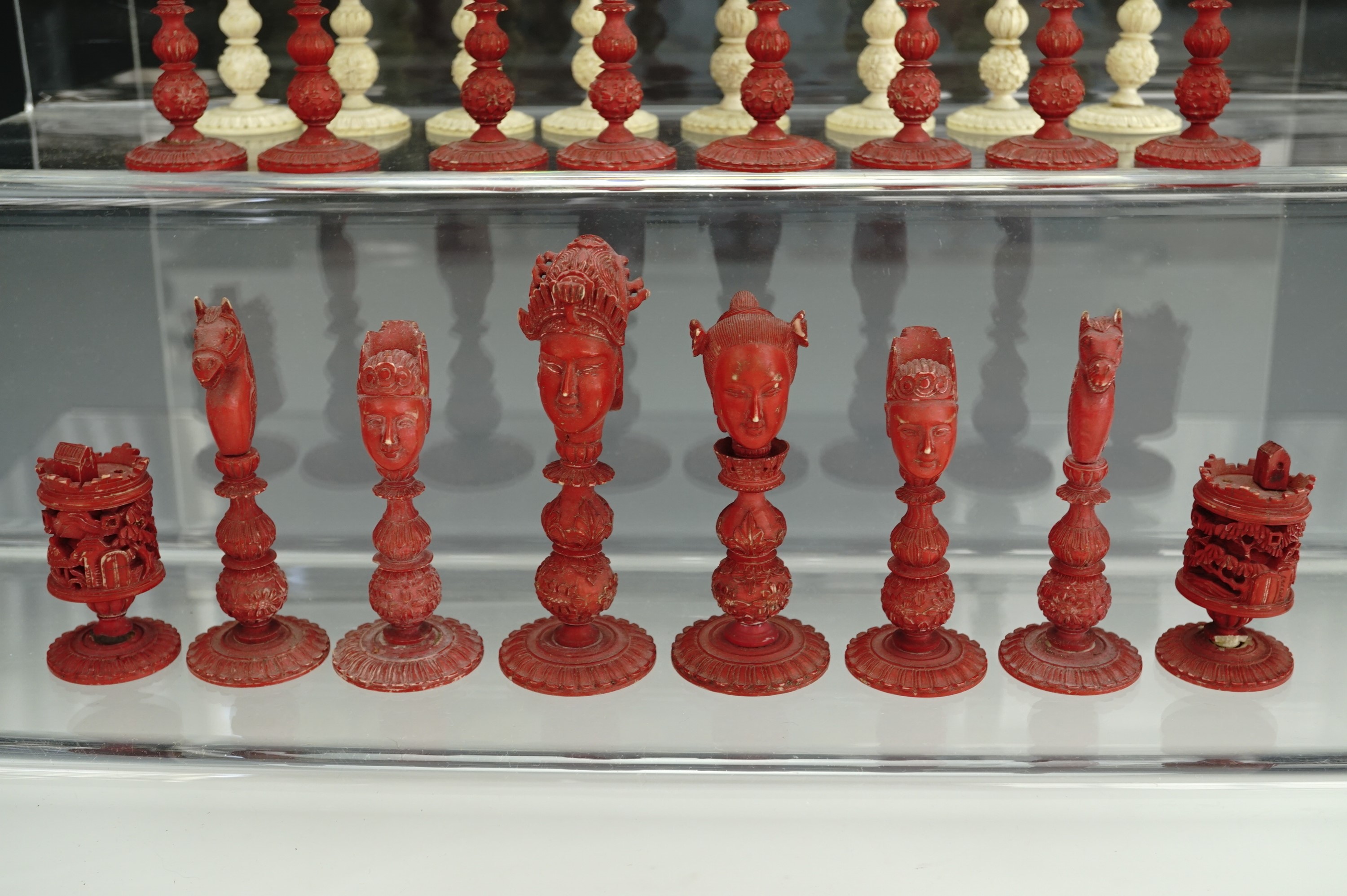 A late 18th / early 19th Century Chinese / Canton export ivory chess set, likely Macau, Kings - Image 4 of 7