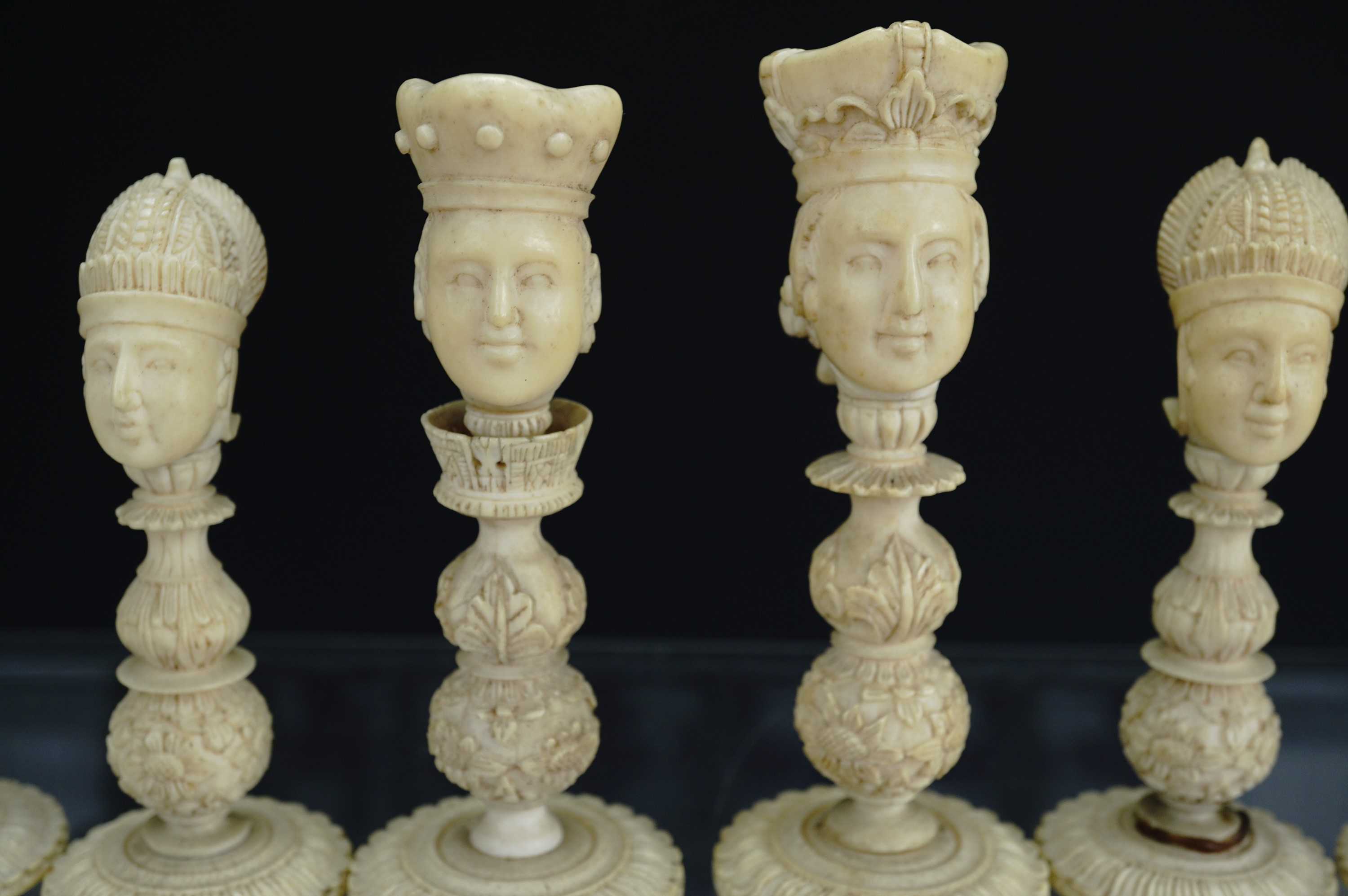 A late 18th / early 19th Century Chinese / Canton export ivory chess set, likely Macau, Kings - Image 7 of 7
